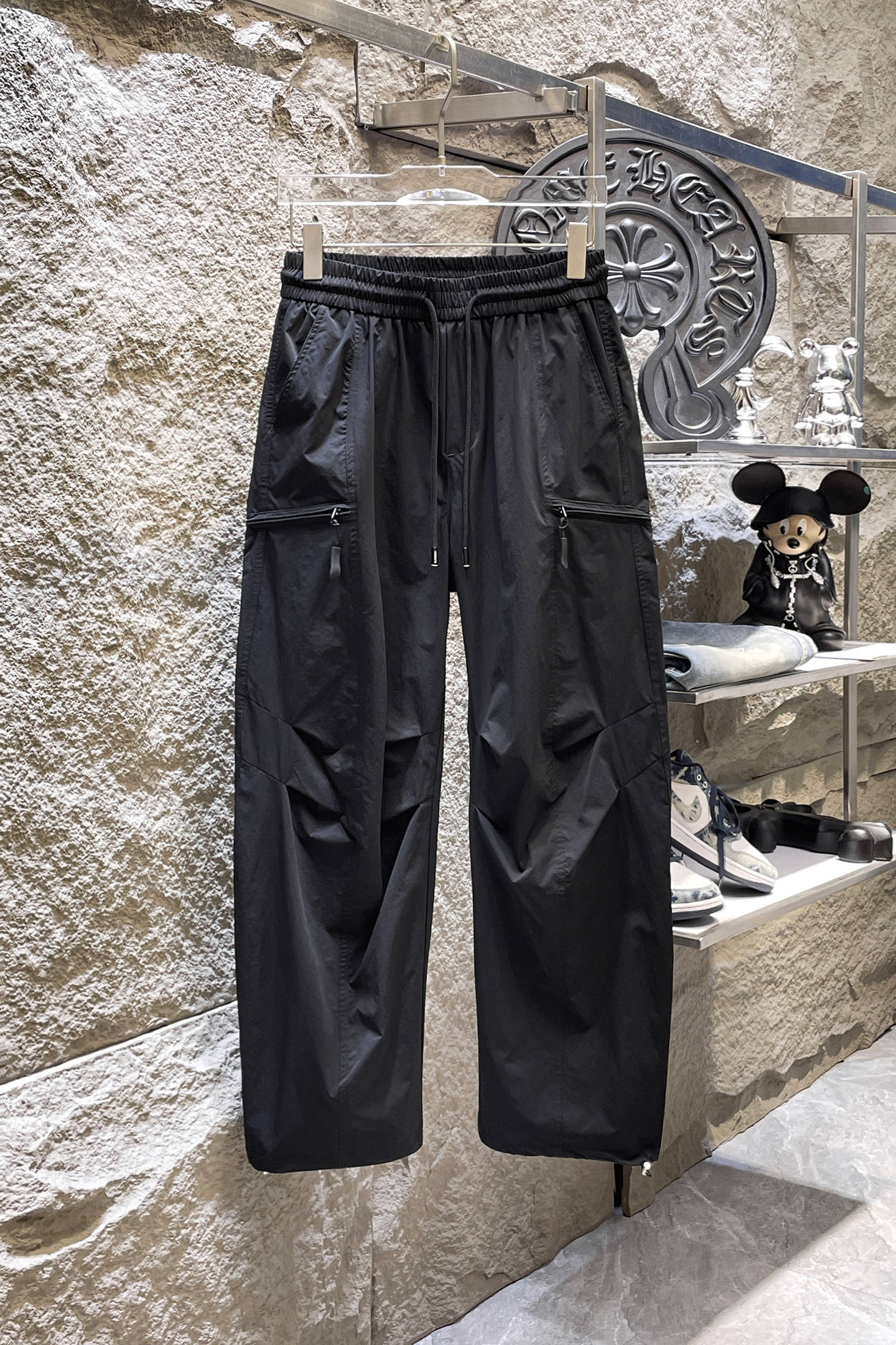 NO:864196,BURBERRY 26ss summer new men's casual workwear casual pants, American retro [three standards complete] advanced custom-made summer-specific technical breathable fabrics with high breathability and comfort, impeccable details, customized development of accessories, what you see is what you get, reflecting high quality. It feels delicate and soft!  Three-dimensional cutting, simple and fashionable, and the upper body shape is awesome!  Size M-3XL (shipped next day),,burberry,burberry,19860909BURBERRY巴宝莉 26ss夏季新款男士休闲工装休闲裤长裤 美式复古【三标齐全】高级定制夏季专用科技透气面料 透气舒适度高,细节无可挑剔,辅料定制开发,所见即所得,体现高品质.手感细腻柔软！立体裁剪,简单时尚,上身版型超赞！码数M-3XL（隔天出货）,,burberry,burberry,,Men's clothing