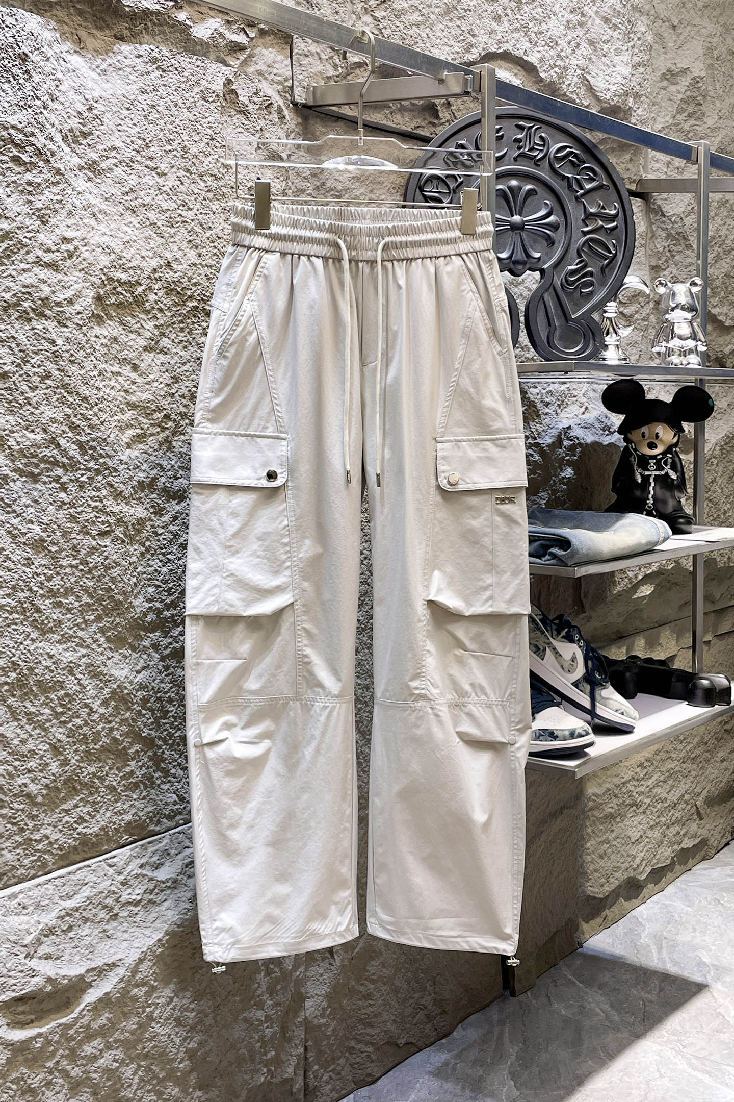NO:864215,DIOR Dior 26ss summer new men's casual workwear casual trousers, American retro [three standards complete] advanced customized summer-specific technical breathable fabric, high breathability and comfort, impeccable details, customized development of accessories, what you see is what you get, reflecting high quality. It feels delicate and soft!  Three-dimensional cutting, simple and fashionable, and the upper body shape is awesome!  Size M-3XL (shipped next day),,dior,dior,19860909DIOR迪奥 26ss夏季新款男士休闲工装休闲裤长裤 美式复古【三标齐全】高级定制夏季专用科技透气面料 透气舒适度高,细节无可挑剔,辅料定制开发,所见即所得,体现高品质.手感细腻柔软！立体裁剪,简单时尚,上身版型超赞！码数M-3XL（隔天出货）,,dior,dior,,Men's clothing