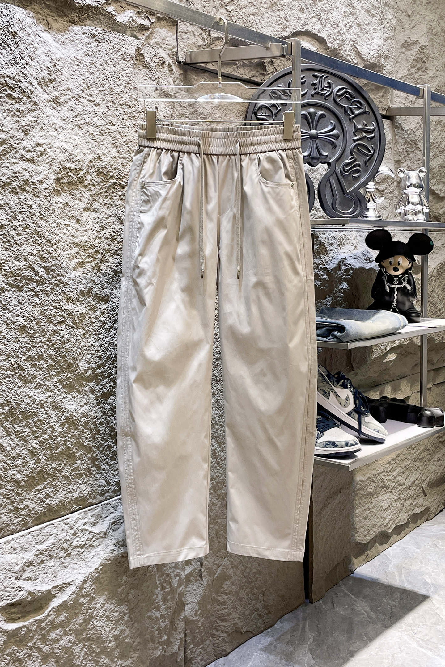 NO:864230,DIOR Dior 26ss summer new men's casual workwear casual trousers, American retro [three standards complete] advanced customized summer-specific technical breathable fabric, high breathability and comfort, impeccable details, customized development of accessories, what you see is what you get, reflecting high quality. It feels delicate and soft!  Three-dimensional cutting, simple and fashionable, and the upper body shape is awesome!  Size M-4XL (shipped next day),,dior,dior,19860909DIOR迪奥 26ss夏季新款男士休闲工装休闲裤长裤 美式复古【三标齐全】高级定制夏季专用科技透气面料 透气舒适度高,细节无可挑剔,辅料定制开发,所见即所得,体现高品质.手感细腻柔软！立体裁剪,简单时尚,上身版型超赞！码数M-4XL（隔天出货）,,dior,dior,,Men's clothing