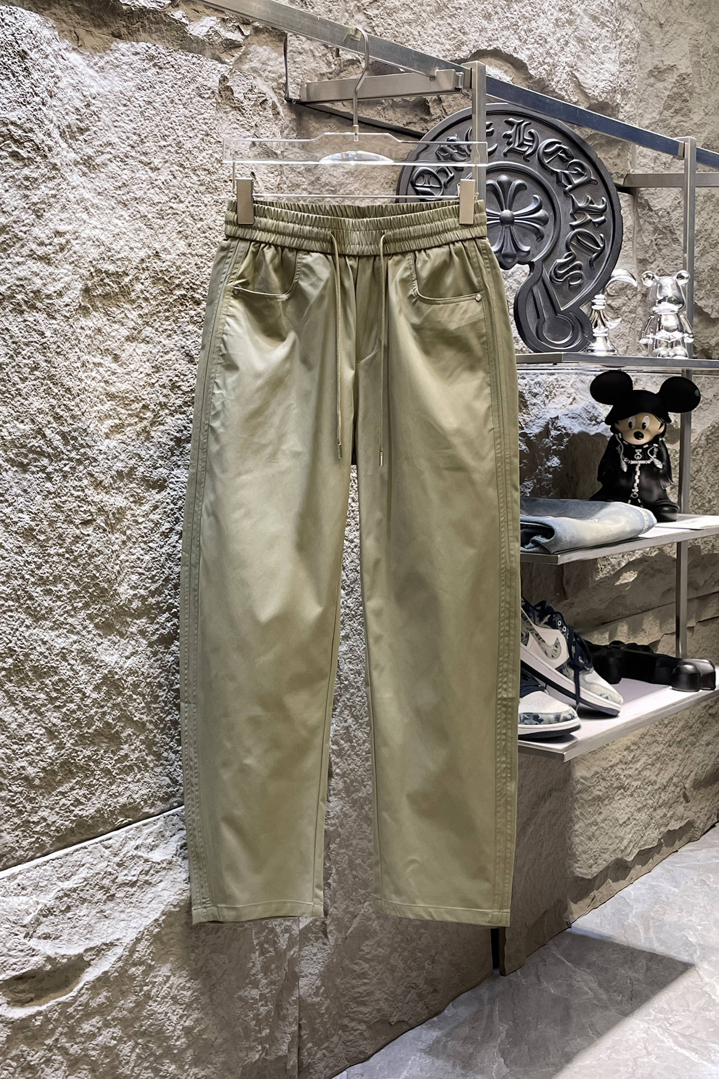 NO:864239,DIOR Dior 26ss summer new men's casual workwear casual trousers, American retro [three standards complete] advanced customized summer-specific technical breathable fabric, high breathability and comfort, impeccable details, customized development of accessories, what you see is what you get, reflecting high quality. It feels delicate and soft!  Three-dimensional cutting, simple and fashionable, and the upper body shape is awesome!  Size M-4XL (shipped next day),,dior,dior,19860909DIOR迪奥 26ss夏季新款男士休闲工装休闲裤长裤 美式复古【三标齐全】高级定制夏季专用科技透气面料 透气舒适度高,细节无可挑剔,辅料定制开发,所见即所得,体现高品质.手感细腻柔软！立体裁剪,简单时尚,上身版型超赞！码数M-4XL（隔天出货）,,dior,dior,,Men's clothing