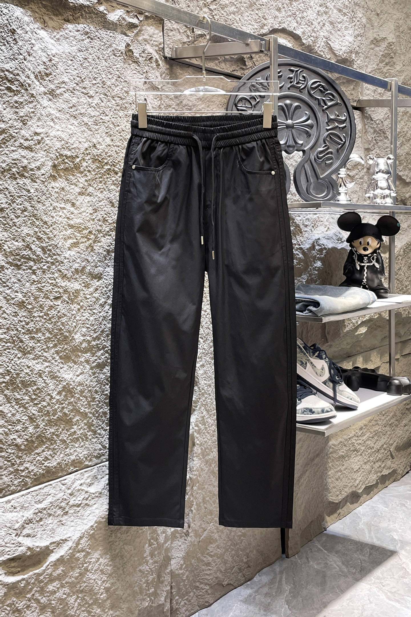 NO:864250,DIOR Dior 26ss summer new men's casual workwear casual trousers, American retro [three standards complete] advanced customized summer-specific technical breathable fabric, high breathability and comfort, impeccable details, customized development of accessories, what you see is what you get, reflecting high quality. It feels delicate and soft!  Three-dimensional cutting, simple and fashionable, and the upper body shape is awesome!  Size M-4XL (shipped next day),,dior,dior,19860909DIOR迪奥 26ss夏季新款男士休闲工装休闲裤长裤 美式复古【三标齐全】高级定制夏季专用科技透气面料 透气舒适度高,细节无可挑剔,辅料定制开发,所见即所得,体现高品质.手感细腻柔软！立体裁剪,简单时尚,上身版型超赞！码数M-4XL（隔天出货）,,dior,dior,,Men's clothing