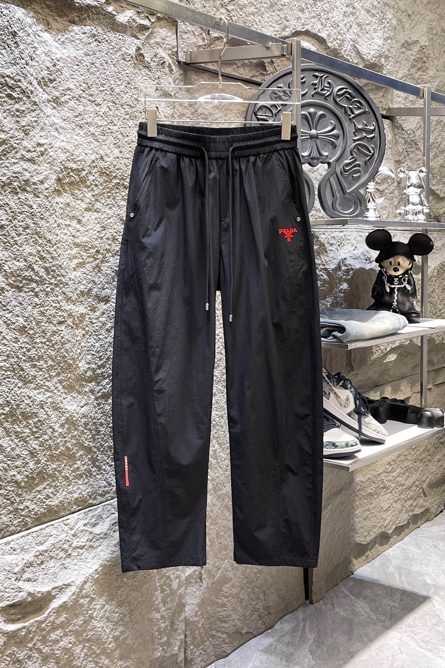 NO:864260,PRADA 26ss summer new men's casual workwear casual trousers, American retro [three standards complete] advanced customized summer-specific technical breathable fabric, high breathability and comfort, impeccable details, customized development of accessories, what you see is what you get, reflecting high quality. It feels delicate and soft!  Three-dimensional cutting, simple and fashionable, and the upper body shape is awesome!  Size M-4XL (shipped next day),, prada, prada,19860909PRADA普拉达 26ss夏季新款男士休闲工装休闲裤长裤 美式复古【三标齐全】高级定制夏季专用科技透气面料 透气舒适度高,细节无可挑剔,辅料定制开发,所见即所得,体现高品质.手感细腻柔软！立体裁剪,简单时尚,上身版型超赞！码数M-4XL（隔天出货）,,prada,prada,,Men's clothing
