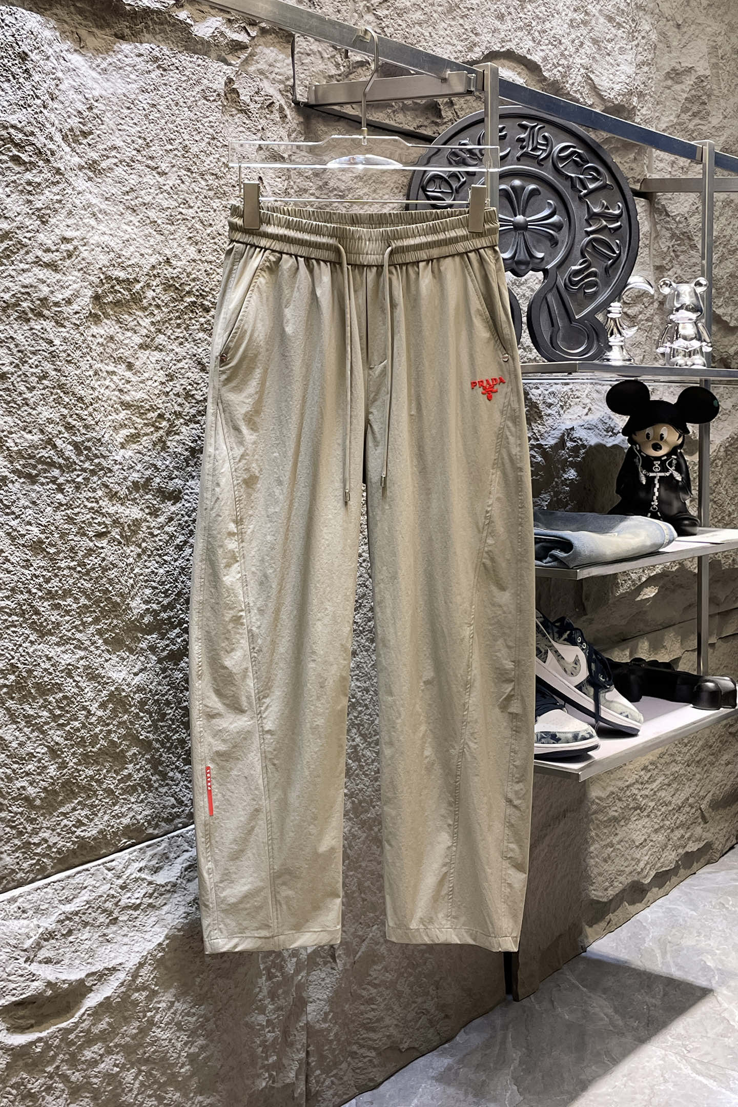 NO:864269,PRADA 26ss summer new men's casual workwear casual trousers, American retro [three standards complete] advanced customized summer-specific technical breathable fabric, high breathability and comfort, impeccable details, customized development of accessories, what you see is what you get, reflecting high quality. It feels delicate and soft!  Three-dimensional cutting, simple and fashionable, and the upper body shape is awesome!  Size M-4XL (shipped next day),, prada, prada,19860909PRADA普拉达 26ss夏季新款男士休闲工装休闲裤长裤 美式复古【三标齐全】高级定制夏季专用科技透气面料 透气舒适度高,细节无可挑剔,辅料定制开发,所见即所得,体现高品质.手感细腻柔软！立体裁剪,简单时尚,上身版型超赞！码数M-4XL（隔天出货）,,prada,prada,,Men's clothing