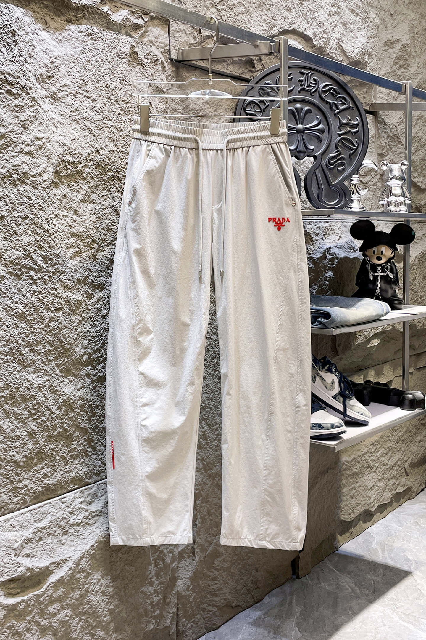 NO:864278,PRADA 26ss summer new men's casual workwear casual trousers, American retro [three standards complete] advanced customized summer-specific technical breathable fabric, high breathability and comfort, impeccable details, customized development of accessories, what you see is what you get, reflecting high quality. It feels delicate and soft!  Three-dimensional cutting, simple and fashionable, and the upper body shape is awesome!  Size M-4XL (shipped next day),, prada, prada,19860909PRADA普拉达 26ss夏季新款男士休闲工装休闲裤长裤 美式复古【三标齐全】高级定制夏季专用科技透气面料 透气舒适度高,细节无可挑剔,辅料定制开发,所见即所得,体现高品质.手感细腻柔软！立体裁剪,简单时尚,上身版型超赞！码数M-4XL（隔天出货）,,prada,prada,,Men's clothing