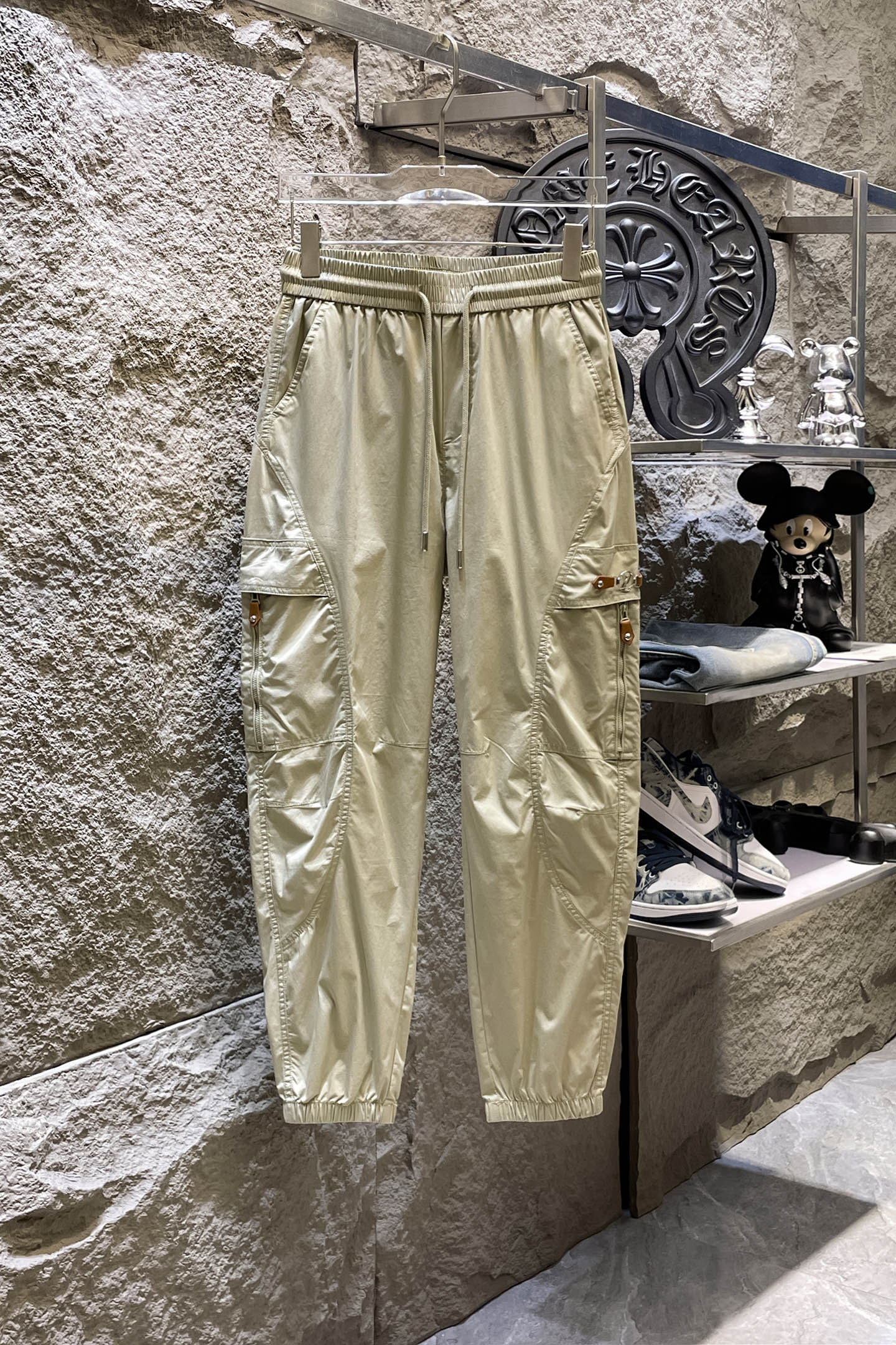 NO:864291,LV Louis Vuitton 26ss summer new men's casual workwear casual trousers, American retro [three standards complete] advanced custom summer-specific technical breathable fabric, high breathability and comfort, impeccable details, custom development of accessories, what you see is what you get, reflecting high quality. It feels delicate and soft!  Three-dimensional cutting, simple and fashionable, and the upper body shape is awesome!  Size M-4XL (shipped next day),,louis vuitton,louis vuitton,19860909LV路易威登 26ss夏季新款男士休闲工装休闲裤长裤 美式复古【三标齐全】高级定制夏季专用科技透气面料 透气舒适度高,细节无可挑剔,辅料定制开发,所见即所得,体现高品质.手感细腻柔软！立体裁剪,简单时尚,上身版型超赞！码数M-4XL（隔天出货）,,louis vuitton,louis vuitton,,Men's clothing