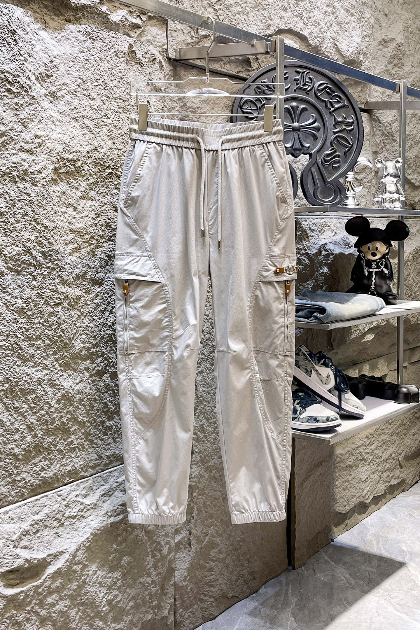 NO:864303,LV Louis Vuitton 26ss summer new men's casual workwear casual trousers, American retro [three standards complete] advanced custom summer-specific technical breathable fabric, high breathability and comfort, impeccable details, custom development of accessories, what you see is what you get, reflecting high quality. It feels delicate and soft!  Three-dimensional cutting, simple and fashionable, and the upper body shape is awesome!  Size M-4XL (shipped next day),,louis vuitton,louis vuitton,19860909LV路易威登 26ss夏季新款男士休闲工装休闲裤长裤 美式复古【三标齐全】高级定制夏季专用科技透气面料 透气舒适度高,细节无可挑剔,辅料定制开发,所见即所得,体现高品质.手感细腻柔软！立体裁剪,简单时尚,上身版型超赞！码数M-4XL（隔天出货）,,louis vuitton,louis vuitton,,Men's clothing