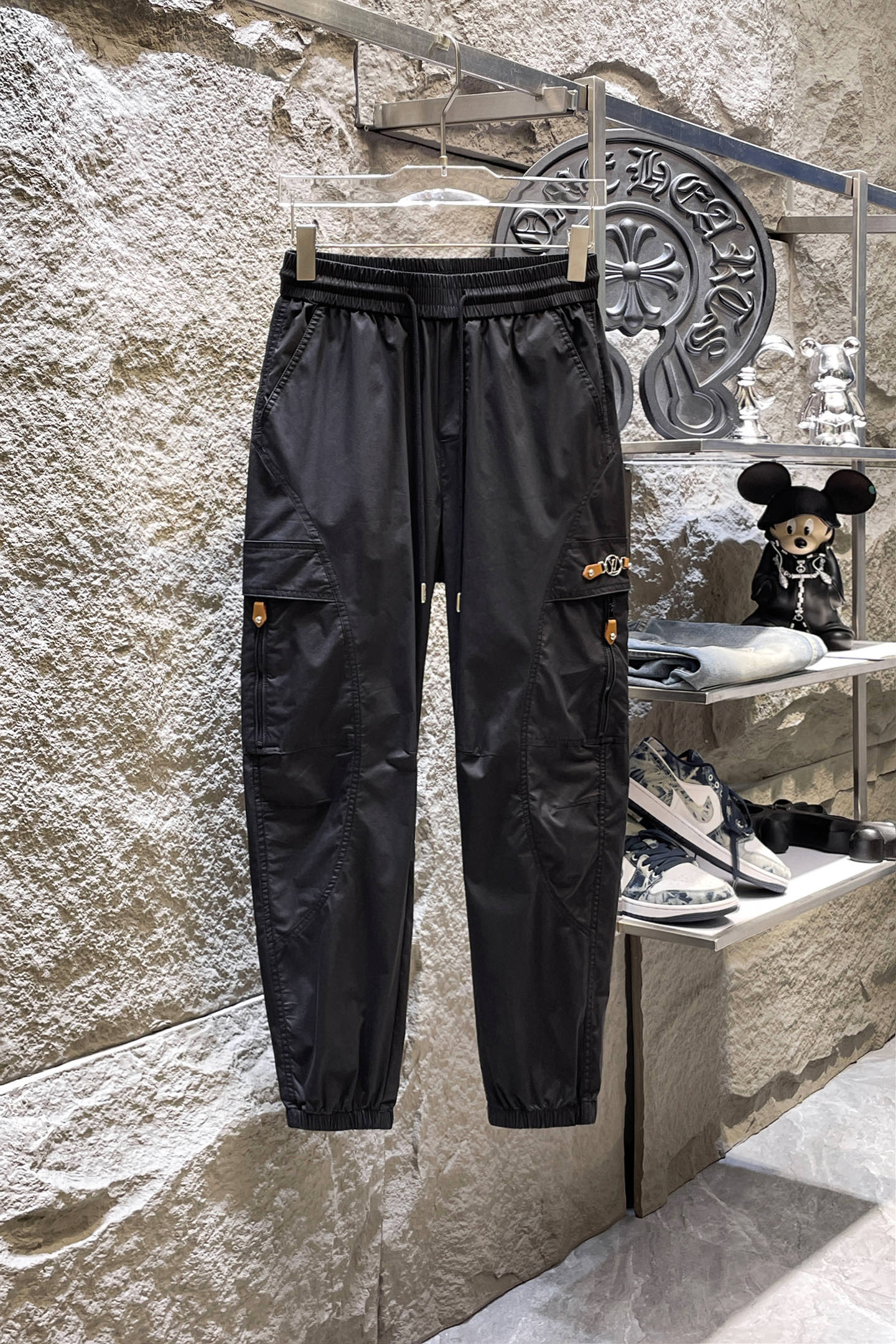 NO:864323,LV Louis Vuitton 26ss summer new men's casual workwear casual trousers, American retro [three standards complete] advanced custom summer-specific technical breathable fabric, high breathability and comfort, impeccable details, custom development of accessories, what you see is what you get, reflecting high quality. It feels delicate and soft!  Three-dimensional cutting, simple and fashionable, and the upper body shape is awesome!  Size M-4XL (shipped next day),,louis vuitton,louis vuitton,19860909LV路易威登 26ss夏季新款男士休闲工装休闲裤长裤 美式复古【三标齐全】高级定制夏季专用科技透气面料 透气舒适度高,细节无可挑剔,辅料定制开发,所见即所得,体现高品质.手感细腻柔软！立体裁剪,简单时尚,上身版型超赞！码数M-4XL（隔天出货）,,louis vuitton,louis vuitton,,Men's clothing