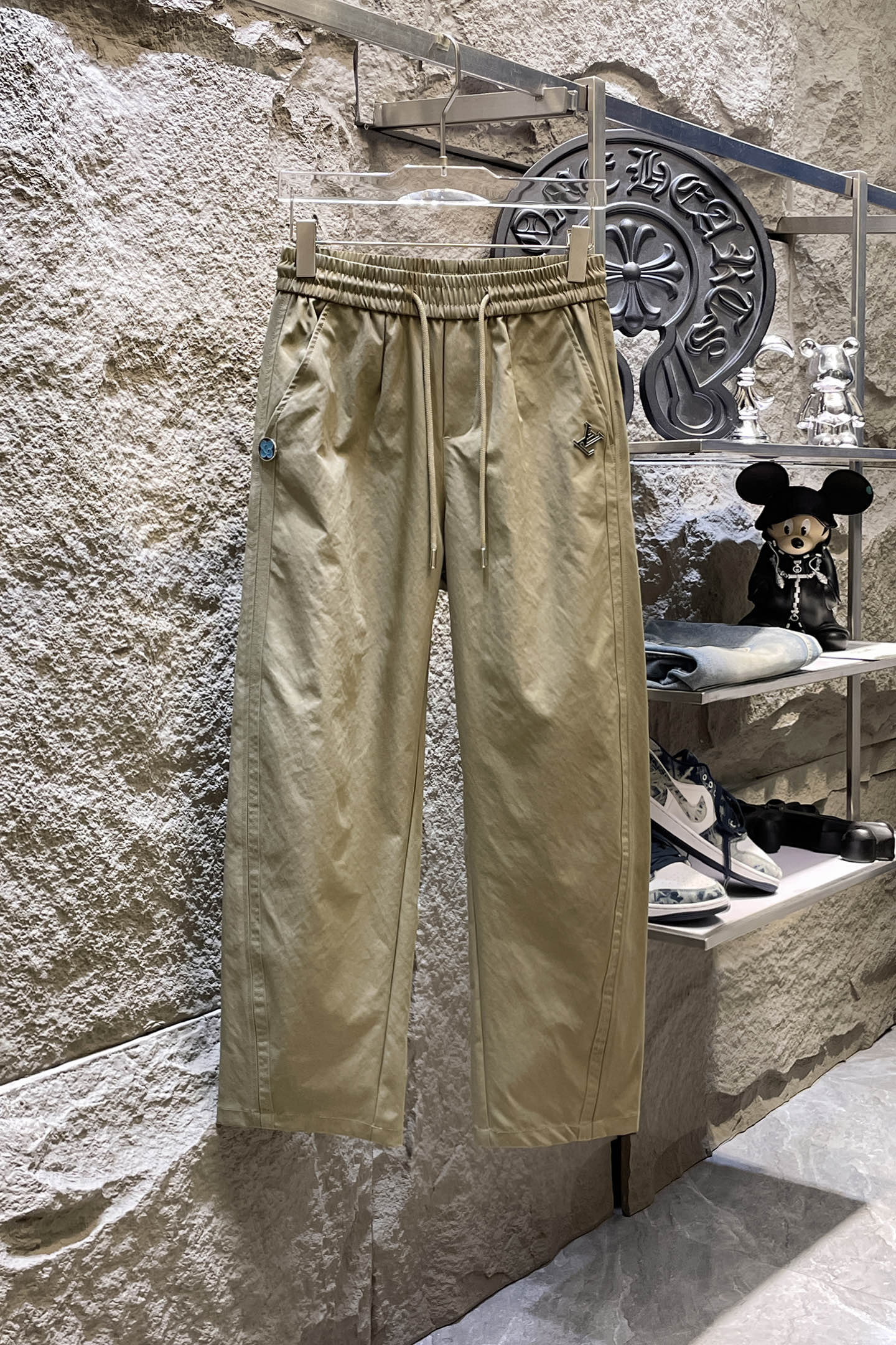 NO:864446,LV Louis Vuitton 26ss summer new men's casual workwear casual trousers, American retro [three standards complete] advanced custom summer-specific technical breathable fabric, high breathability and comfort, impeccable details, custom development of accessories, what you see is what you get, reflecting high quality. It feels delicate and soft!  Three-dimensional cutting, simple and fashionable, and the upper body shape is awesome!  Size M-4XL (shipped next day),,louis vuitton,louis vuitton,19860909LV路易威登 26ss夏季新款男士休闲工装休闲裤长裤 美式复古【三标齐全】高级定制夏季专用科技透气面料 透气舒适度高,细节无可挑剔,辅料定制开发,所见即所得,体现高品质.手感细腻柔软！立体裁剪,简单时尚,上身版型超赞！码数M-4XL（隔天出货）,,louis vuitton,louis vuitton,,Men's clothing