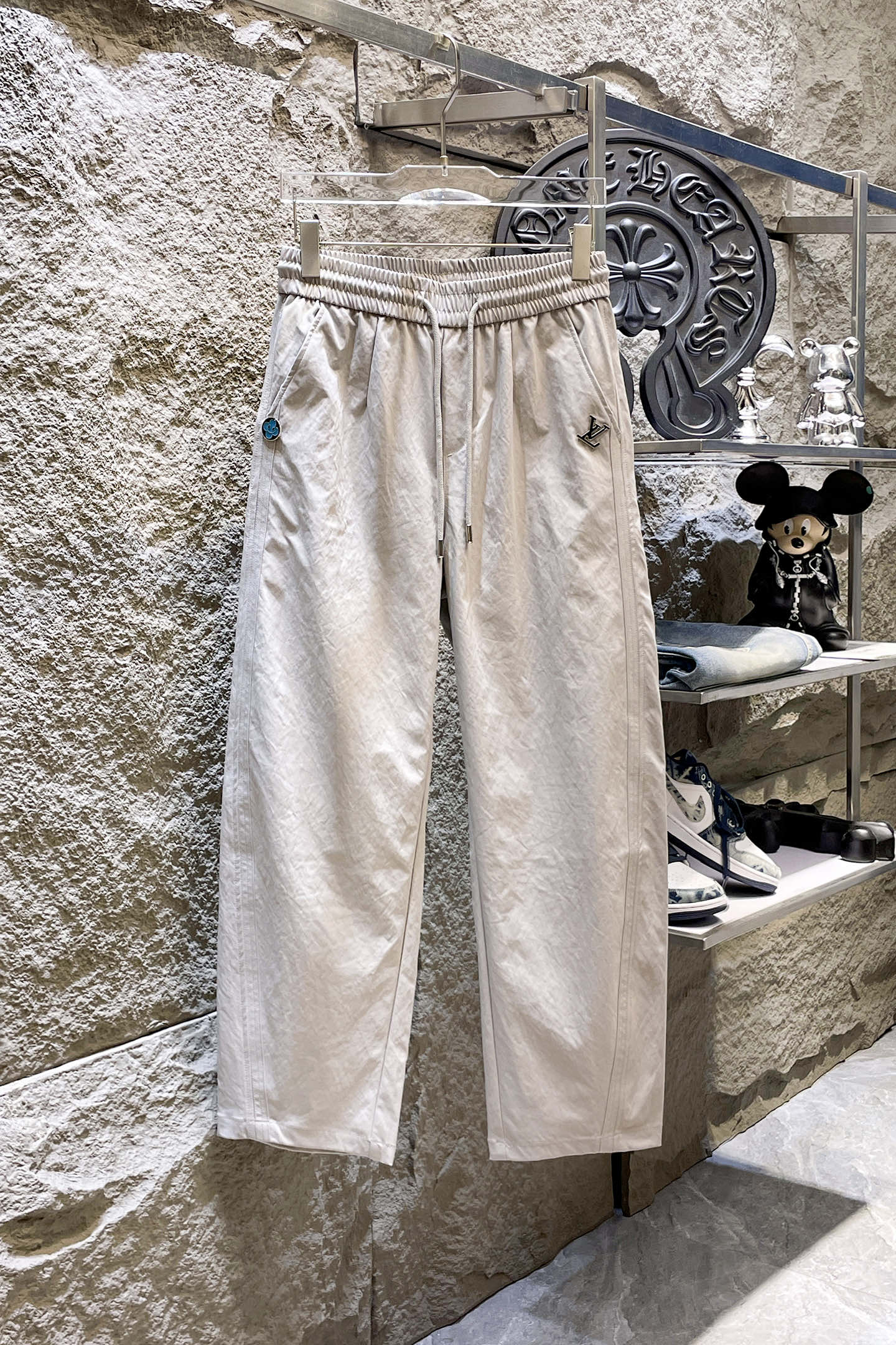 NO:864353,LV Louis Vuitton 26ss summer new men's casual workwear casual trousers, American retro [three standards complete] advanced custom summer-specific technical breathable fabric, high breathability and comfort, impeccable details, custom development of accessories, what you see is what you get, reflecting high quality. It feels delicate and soft!  Three-dimensional cutting, simple and fashionable, and the upper body shape is awesome!  Size M-4XL (shipped next day),,louis vuitton,louis vuitton,19860909LV路易威登 26ss夏季新款男士休闲工装休闲裤长裤 美式复古【三标齐全】高级定制夏季专用科技透气面料 透气舒适度高,细节无可挑剔,辅料定制开发,所见即所得,体现高品质.手感细腻柔软！立体裁剪,简单时尚,上身版型超赞！码数M-4XL（隔天出货）,,louis vuitton,louis vuitton,,Men's clothing