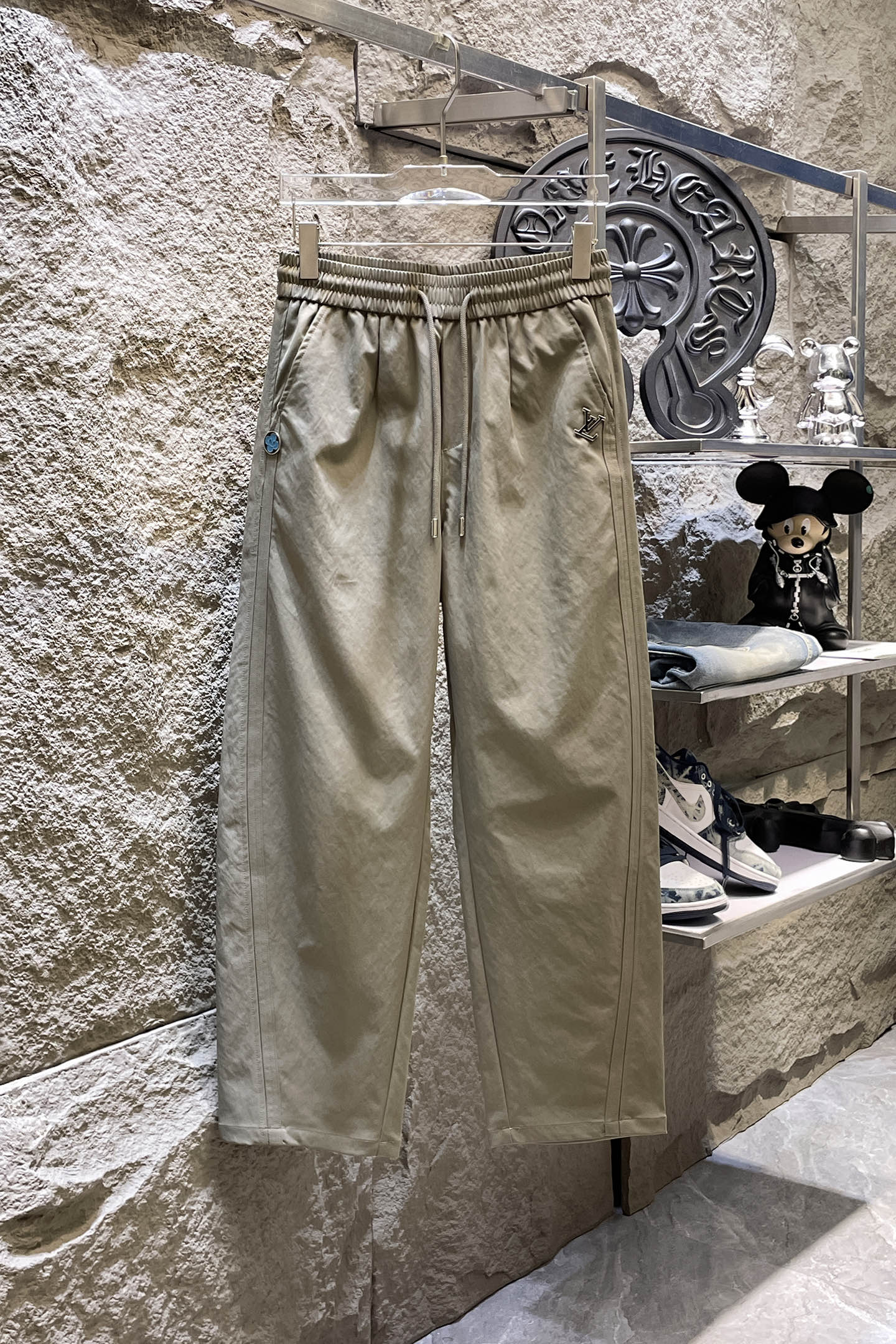 NO:864376,LV Louis Vuitton 26ss summer new men's casual workwear casual trousers, American retro [three standards complete] advanced custom summer-specific technical breathable fabric, high breathability and comfort, impeccable details, custom development of accessories, what you see is what you get, reflecting high quality. It feels delicate and soft!  Three-dimensional cutting, simple and fashionable, and the upper body shape is awesome!  Size M-4XL (shipped next day),,louis vuitton,louis vuitton,19860909LV路易威登 26ss夏季新款男士休闲工装休闲裤长裤 美式复古【三标齐全】高级定制夏季专用科技透气面料 透气舒适度高,细节无可挑剔,辅料定制开发,所见即所得,体现高品质.手感细腻柔软！立体裁剪,简单时尚,上身版型超赞！码数M-4XL（隔天出货）,,louis vuitton,louis vuitton,,Men's clothing