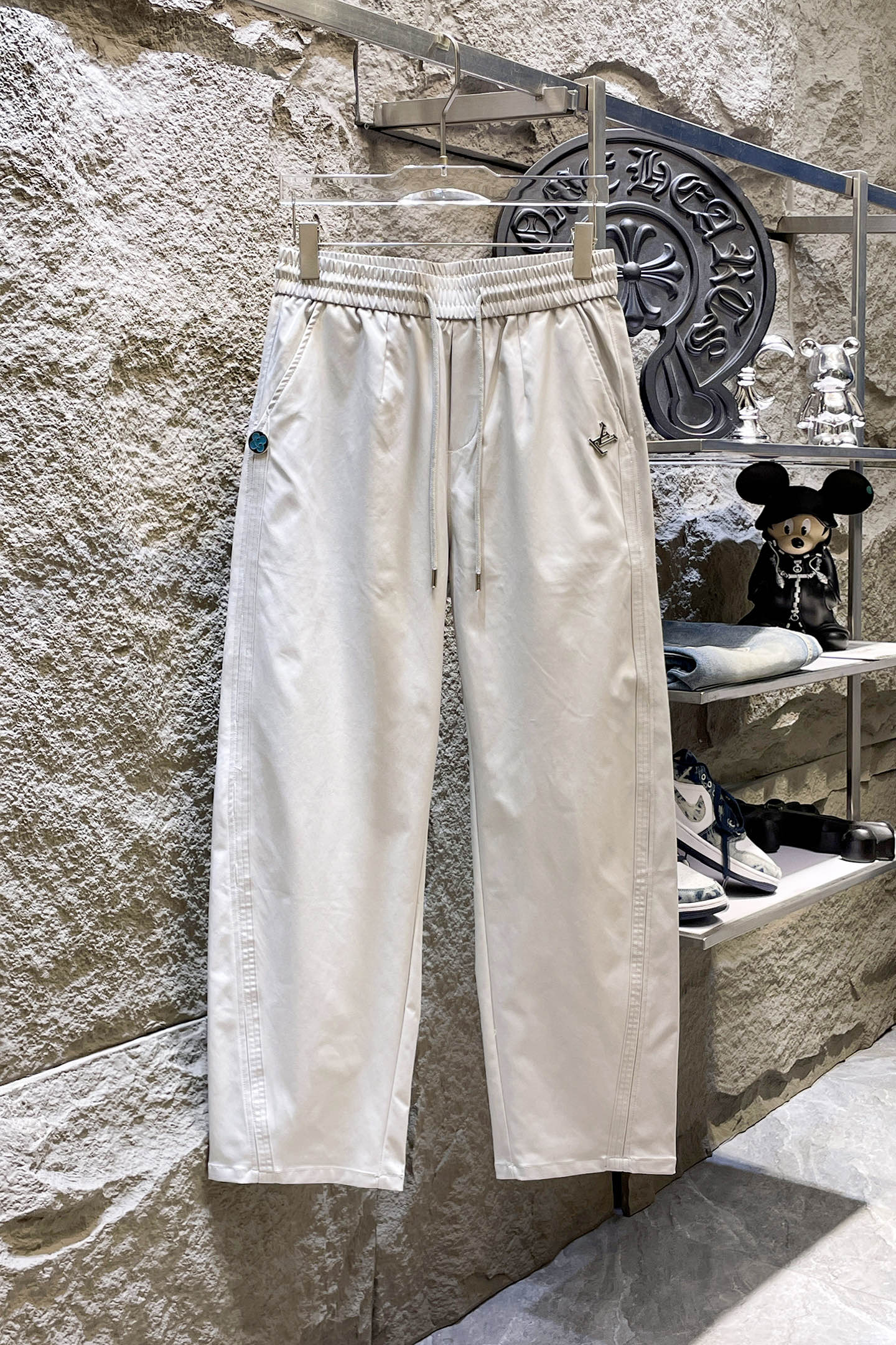 NO:864400,LV Louis Vuitton 26ss summer new men's casual workwear casual trousers, American retro [three standards complete] advanced custom summer-specific technical breathable fabric, high breathability and comfort, impeccable details, custom development of accessories, what you see is what you get, reflecting high quality. It feels delicate and soft!  Three-dimensional cutting, simple and fashionable, and the upper body shape is awesome!  Size M-4XL (shipped next day),,louis vuitton,louis vuitton,19860909LV路易威登 26ss夏季新款男士休闲工装休闲裤长裤 美式复古【三标齐全】高级定制夏季专用科技透气面料 透气舒适度高,细节无可挑剔,辅料定制开发,所见即所得,体现高品质.手感细腻柔软！立体裁剪,简单时尚,上身版型超赞！码数M-4XL（隔天出货）,,louis vuitton,louis vuitton,,Men's clothing