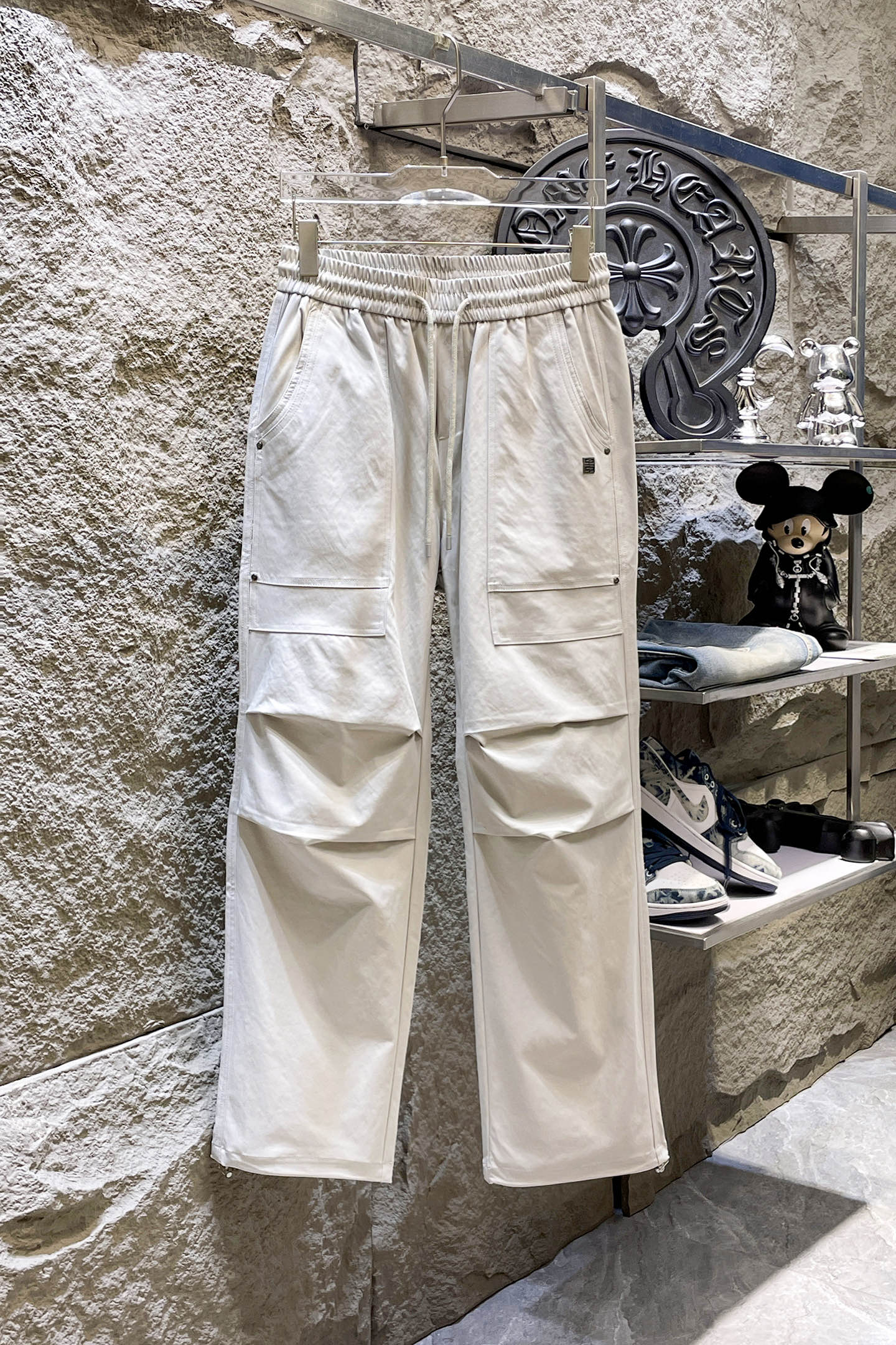 NO:864301,GIVENCHY Givenchy 26ss new summer men's casual workwear casual trousers, American retro [three standards complete] advanced custom summer-specific technical breathable fabric, high breathability and comfort, impeccable details, customized development of accessories, what you see is what you get, reflecting high quality. It feels delicate and soft!  Three-dimensional cutting, simple and fashionable, and the upper body shape is awesome!  Size M-4XL (shipped next day),,givenchy,givenchy,19860909GIVENCHY纪梵希 26ss夏季新款男士休闲工装休闲裤长裤 美式复古【三标齐全】高级定制夏季专用科技透气面料 透气舒适度高,细节无可挑剔,辅料定制开发,所见即所得,体现高品质.手感细腻柔软！立体裁剪,简单时尚,上身版型超赞！码数M-4XL（隔天出货）,,givenchy,givenchy,,Men's clothing