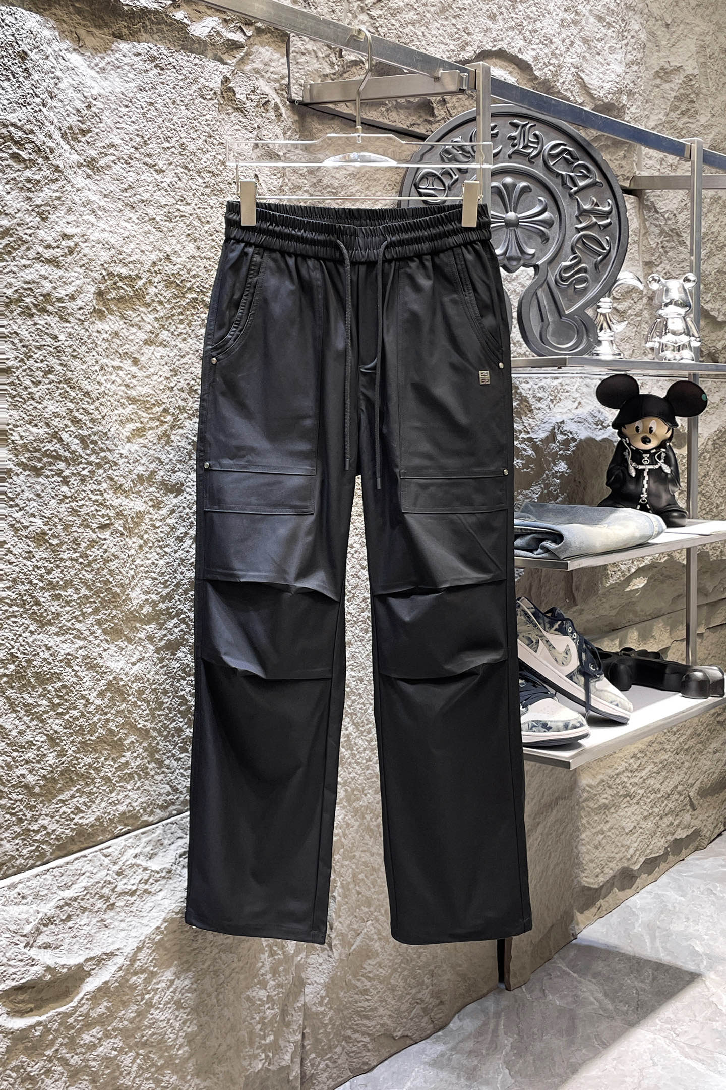 NO:864326,GIVENCHY Givenchy 26ss new summer men's casual workwear casual trousers, American retro [three standards complete] advanced custom summer-specific technical breathable fabric, high breathability and comfort, impeccable details, customized development of accessories, what you see is what you get, reflecting high quality. It feels delicate and soft!  Three-dimensional cutting, simple and fashionable, and the upper body shape is awesome!  Size M-4XL (shipped next day),,givenchy,givenchy,19860909GIVENCHY纪梵希 26ss夏季新款男士休闲工装休闲裤长裤 美式复古【三标齐全】高级定制夏季专用科技透气面料 透气舒适度高,细节无可挑剔,辅料定制开发,所见即所得,体现高品质.手感细腻柔软！立体裁剪,简单时尚,上身版型超赞！码数M-4XL（隔天出货）,,givenchy,givenchy,,Men's clothing