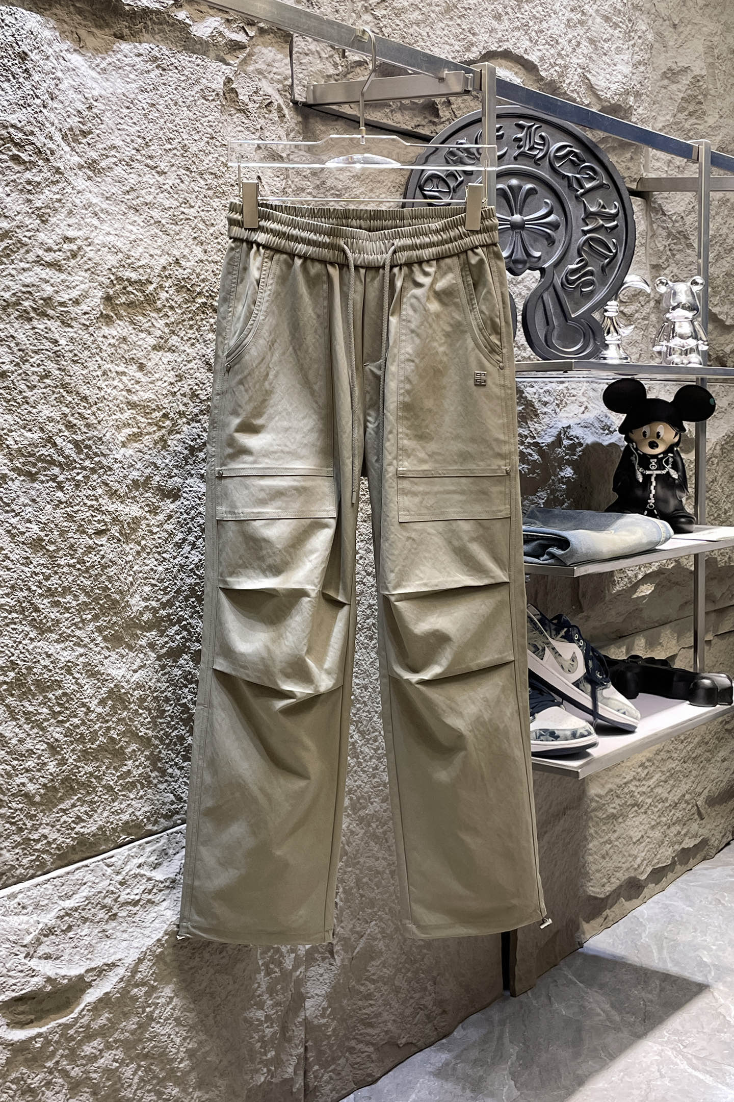 NO:864350,GIVENCHY Givenchy 26ss new summer men's casual workwear casual trousers, American retro [three standards complete] advanced custom summer-specific technical breathable fabric, high breathability and comfort, impeccable details, customized development of accessories, what you see is what you get, reflecting high quality. It feels delicate and soft!  Three-dimensional cutting, simple and fashionable, and the upper body shape is awesome!  Size M-4XL (shipped next day),,givenchy,givenchy,19860909GIVENCHY纪梵希 26ss夏季新款男士休闲工装休闲裤长裤 美式复古【三标齐全】高级定制夏季专用科技透气面料 透气舒适度高,细节无可挑剔,辅料定制开发,所见即所得,体现高品质.手感细腻柔软！立体裁剪,简单时尚,上身版型超赞！码数M-4XL（隔天出货）,,givenchy,givenchy,,Men's clothing