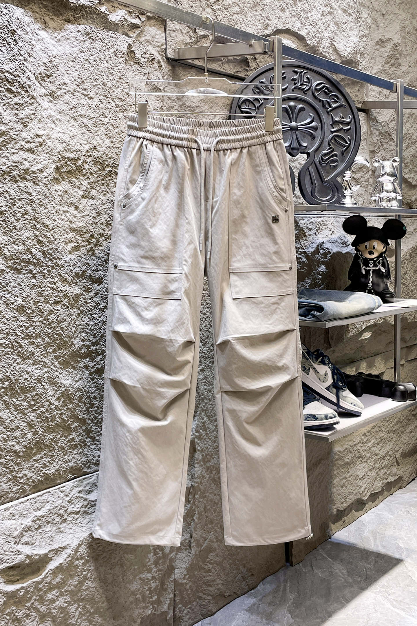 NO:864401,GIVENCHY Givenchy 26ss new summer men's casual workwear casual trousers, American retro [three standards complete] advanced custom summer-specific technical breathable fabric, high breathability and comfort, impeccable details, customized development of accessories, what you see is what you get, reflecting high quality. It feels delicate and soft!  Three-dimensional cutting, simple and fashionable, and the upper body shape is awesome!  Size M-4XL (shipped next day),,givenchy,givenchy,19860909GIVENCHY纪梵希 26ss夏季新款男士休闲工装休闲裤长裤 美式复古【三标齐全】高级定制夏季专用科技透气面料 透气舒适度高,细节无可挑剔,辅料定制开发,所见即所得,体现高品质.手感细腻柔软！立体裁剪,简单时尚,上身版型超赞！码数M-4XL（隔天出货）,,givenchy,givenchy,,Men's clothing