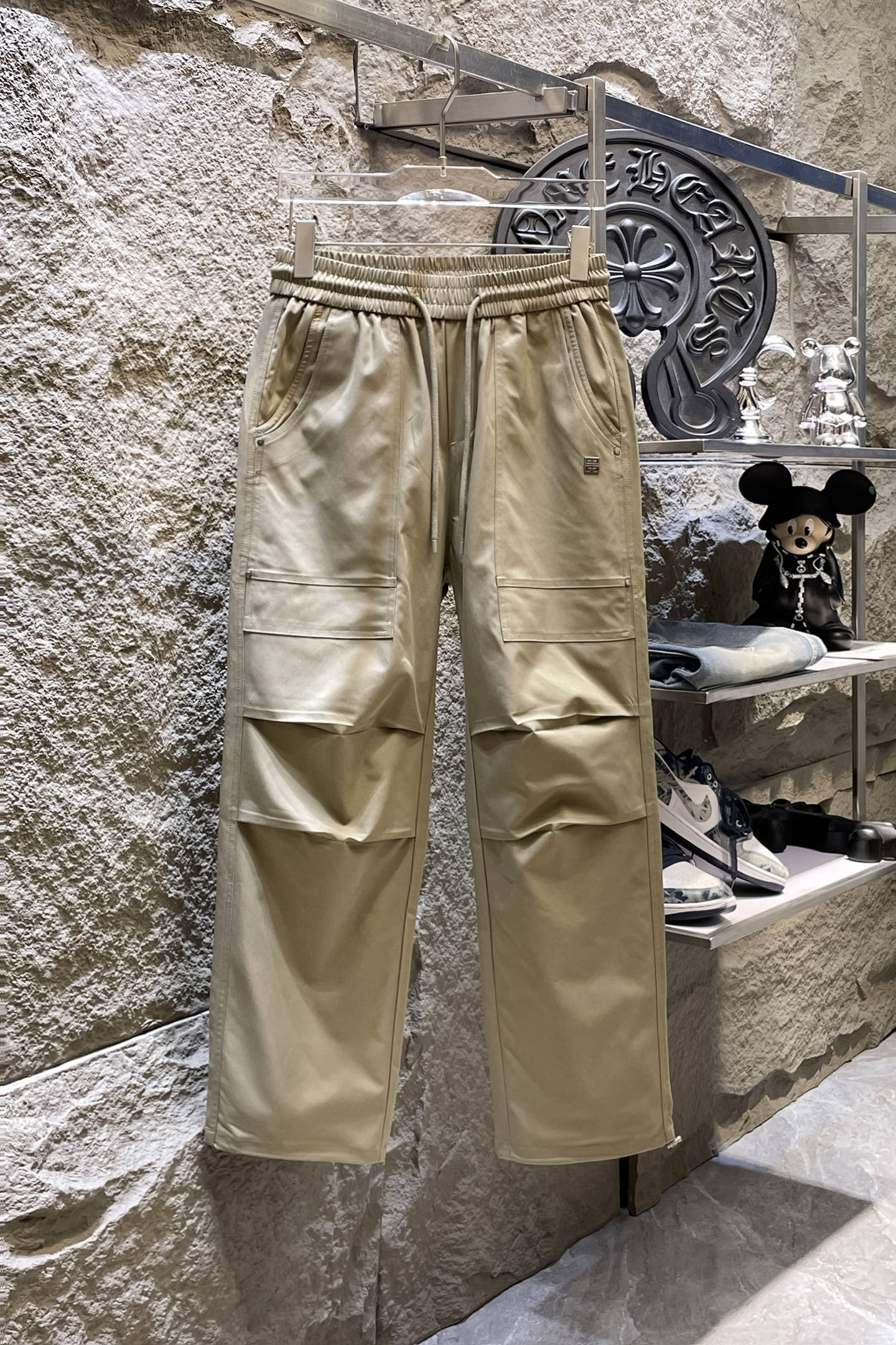 NO:864423,GIVENCHY Givenchy 26ss new summer men's casual workwear casual trousers, American retro [three standards complete] advanced custom summer-specific technical breathable fabric, high breathability and comfort, impeccable details, customized development of accessories, what you see is what you get, reflecting high quality. It feels delicate and soft!  Three-dimensional cutting, simple and fashionable, and the upper body shape is awesome!  Size M-4XL (shipped next day),,givenchy,givenchy,19860909GIVENCHY纪梵希 26ss夏季新款男士休闲工装休闲裤长裤 美式复古【三标齐全】高级定制夏季专用科技透气面料 透气舒适度高,细节无可挑剔,辅料定制开发,所见即所得,体现高品质.手感细腻柔软！立体裁剪,简单时尚,上身版型超赞！码数M-4XL（隔天出货）,,givenchy,givenchy,,Men's clothing