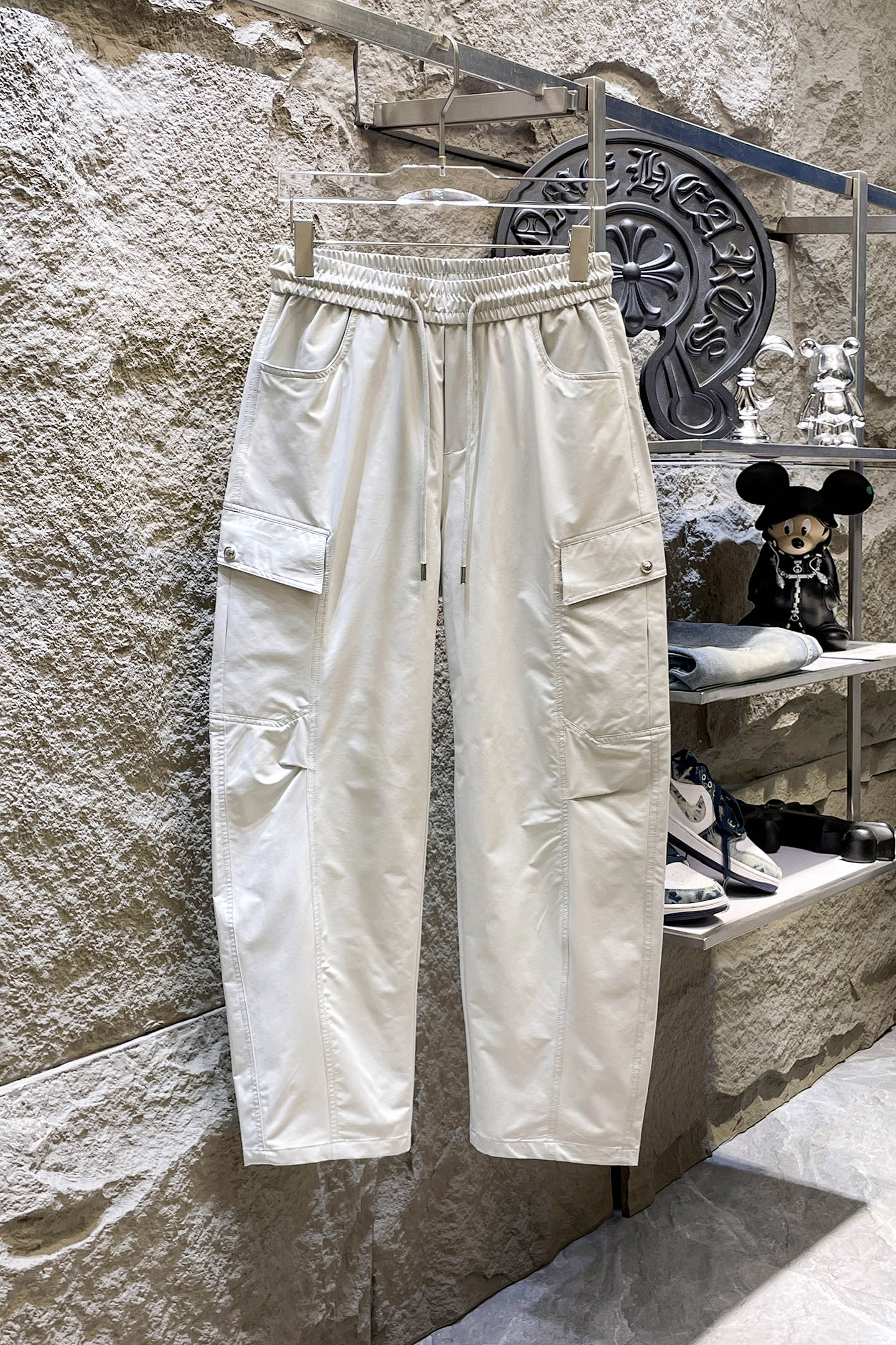 NO:864284,LV Louis Vuitton 26ss summer new men's casual workwear casual trousers, American retro [three standards complete] advanced custom summer-specific technical breathable fabric, high breathability and comfort, impeccable details, custom development of accessories, what you see is what you get, reflecting high quality. It feels delicate and soft!  Three-dimensional cutting, simple and fashionable, and the upper body shape is awesome!  Size M-3XL (shipped next day),,louis vuitton,louis vuitton,19860909LV路易威登 26ss夏季新款男士休闲工装休闲裤长裤 美式复古【三标齐全】高级定制夏季专用科技透气面料 透气舒适度高,细节无可挑剔,辅料定制开发,所见即所得,体现高品质.手感细腻柔软！立体裁剪,简单时尚,上身版型超赞！码数M-3XL（隔天出货）,,louis vuitton,louis vuitton,,Men's clothing