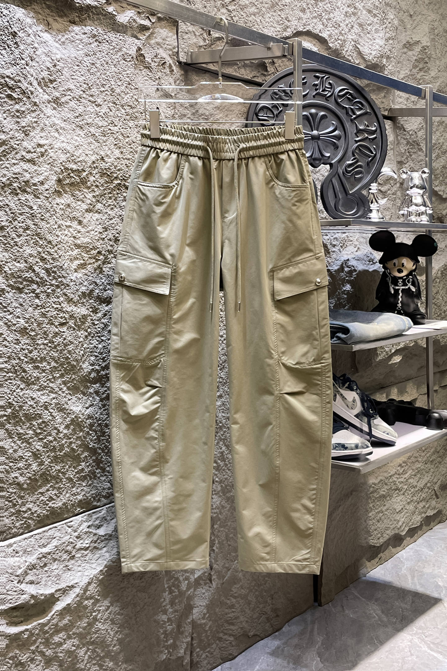 NO:864306,LV Louis Vuitton 26ss summer new men's casual workwear casual trousers, American retro [three standards complete] advanced custom summer-specific technical breathable fabric, high breathability and comfort, impeccable details, custom development of accessories, what you see is what you get, reflecting high quality. It feels delicate and soft!  Three-dimensional cutting, simple and fashionable, and the upper body shape is awesome!  Size M-3XL (shipped next day),,louis vuitton,louis vuitton,19860909LV路易威登 26ss夏季新款男士休闲工装休闲裤长裤 美式复古【三标齐全】高级定制夏季专用科技透气面料 透气舒适度高,细节无可挑剔,辅料定制开发,所见即所得,体现高品质.手感细腻柔软！立体裁剪,简单时尚,上身版型超赞！码数M-3XL（隔天出货）,,louis vuitton,louis vuitton,,Men's clothing