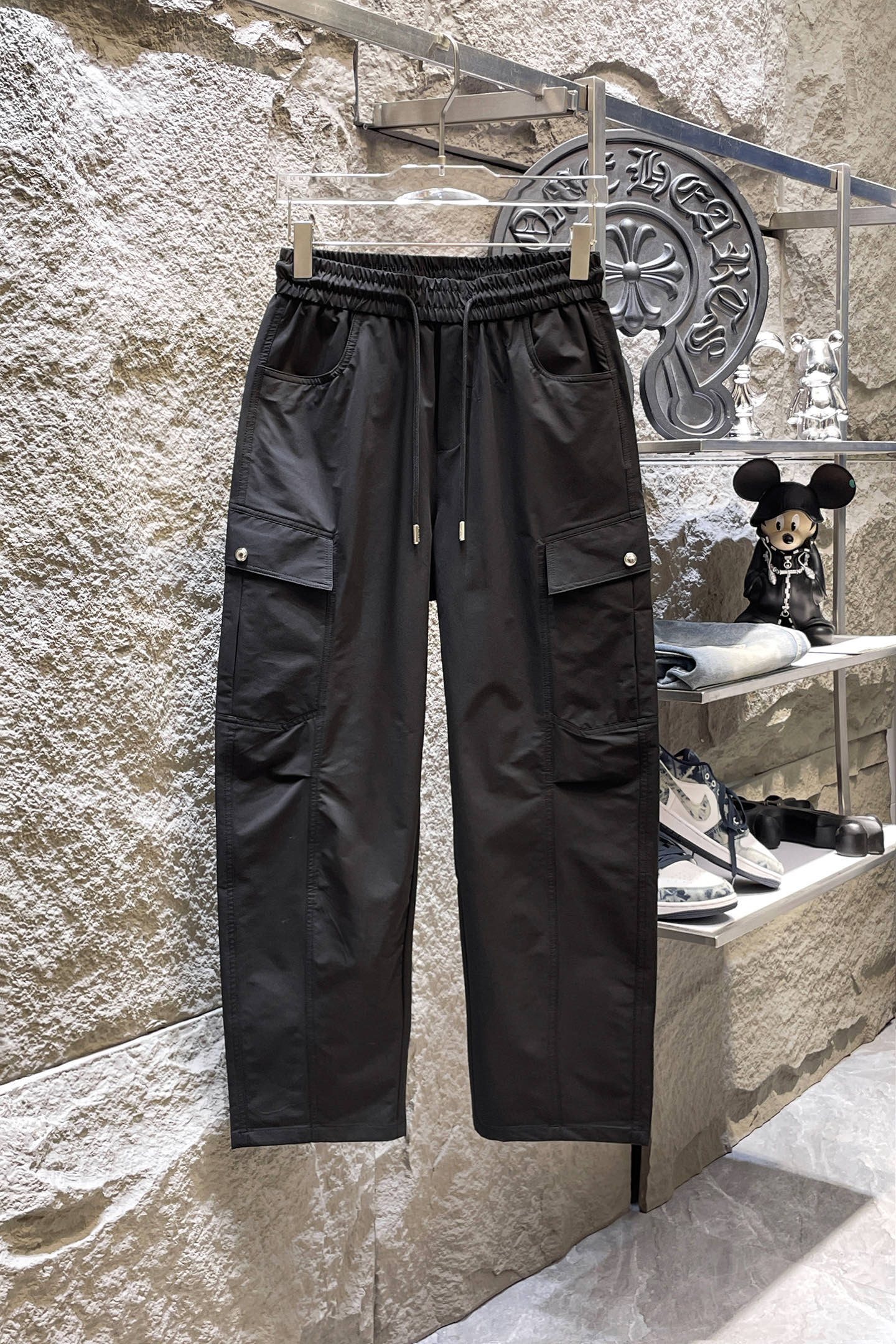 NO:864331,LV Louis Vuitton 26ss summer new men's casual workwear casual trousers, American retro [three standards complete] advanced custom summer-specific technical breathable fabric, high breathability and comfort, impeccable details, custom development of accessories, what you see is what you get, reflecting high quality. It feels delicate and soft!  Three-dimensional cutting, simple and fashionable, and the upper body shape is awesome!  Size M-3XL (shipped next day),,louis vuitton,louis vuitton,19860909LV路易威登 26ss夏季新款男士休闲工装休闲裤长裤 美式复古【三标齐全】高级定制夏季专用科技透气面料 透气舒适度高,细节无可挑剔,辅料定制开发,所见即所得,体现高品质.手感细腻柔软！立体裁剪,简单时尚,上身版型超赞！码数M-3XL（隔天出货）,,louis vuitton,louis vuitton,,Men's clothing