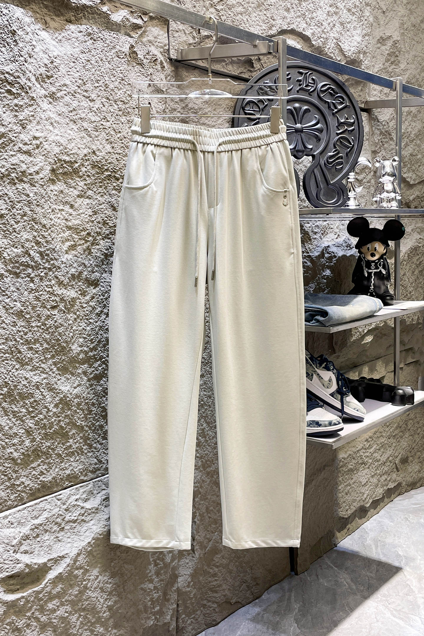 NO:864252,LP Nuo You Pian Ya 26ss summer new men's casual workwear casual trousers, American retro [three standards complete] advanced customized summer special technical breathable fabric, high breathability and comfort, impeccable details, customized development of accessories, what you see is what you get, reflecting high quality. It feels delicate and soft!  Three-dimensional cutting, simple and fashionable, and the upper body shape is awesome!  Size M-3XL (shipped next day), loro piana,19860909LP诺悠翩雅 26ss夏季新款男士休闲工装休闲裤长裤 美式复古【三标齐全】高级定制夏季专用科技透气面料 透气舒适度高,细节无可挑剔,辅料定制开发,所见即所得,体现高品质.手感细腻柔软！立体裁剪,简单时尚,上身版型超赞！码数M-3XL（隔天出货）,,loro piana,,Men's clothing