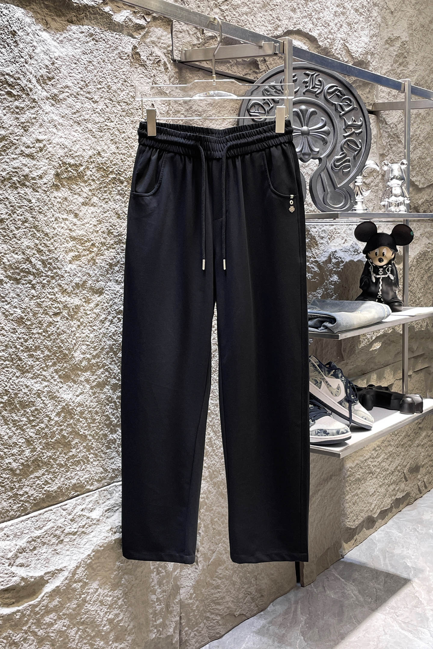 NO:864262,LP Nuo You Pian Ya 26ss summer new men's casual workwear casual trousers, American retro [three standards complete] advanced customized summer special technical breathable fabric, high breathability and comfort, impeccable details, customized development of accessories, what you see is what you get, reflecting high quality. It feels delicate and soft!  Three-dimensional cutting, simple and fashionable, and the upper body shape is awesome!  Size M-3XL (shipped next day), loro piana,19860909LP诺悠翩雅 26ss夏季新款男士休闲工装休闲裤长裤 美式复古【三标齐全】高级定制夏季专用科技透气面料 透气舒适度高,细节无可挑剔,辅料定制开发,所见即所得,体现高品质.手感细腻柔软！立体裁剪,简单时尚,上身版型超赞！码数M-3XL（隔天出货）,,loro piana,,Men's clothing