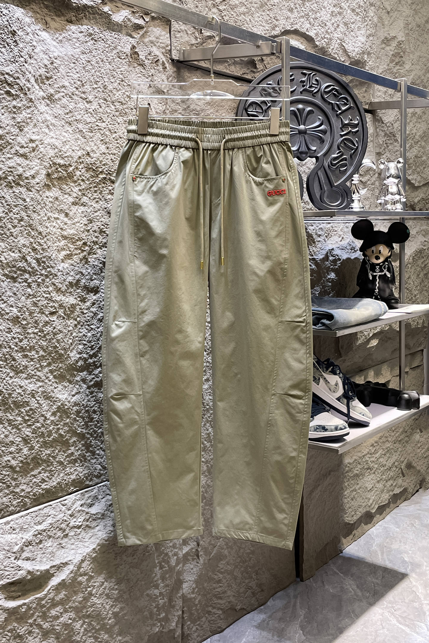 NO:864241,GUCCI Gucci 26ss new summer men's casual workwear casual trousers, American retro [three standards complete] advanced customized summer-specific technical breathable fabric, high breathability and comfort, impeccable details, customized development of accessories, what you see is what you get, reflecting high quality. It feels delicate and soft!  Three-dimensional cutting, simple and fashionable, and the upper body shape is awesome!  Size M-4XL (shipped next day),,gucci,19860909GUCCI古奇 26ss夏季新款男士休闲工装休闲裤长裤 美式复古【三标齐全】高级定制夏季专用科技透气面料 透气舒适度高,细节无可挑剔,辅料定制开发,所见即所得,体现高品质.手感细腻柔软！立体裁剪,简单时尚,上身版型超赞！码数M-4XL（隔天出货）,,gucci,,Men's clothing