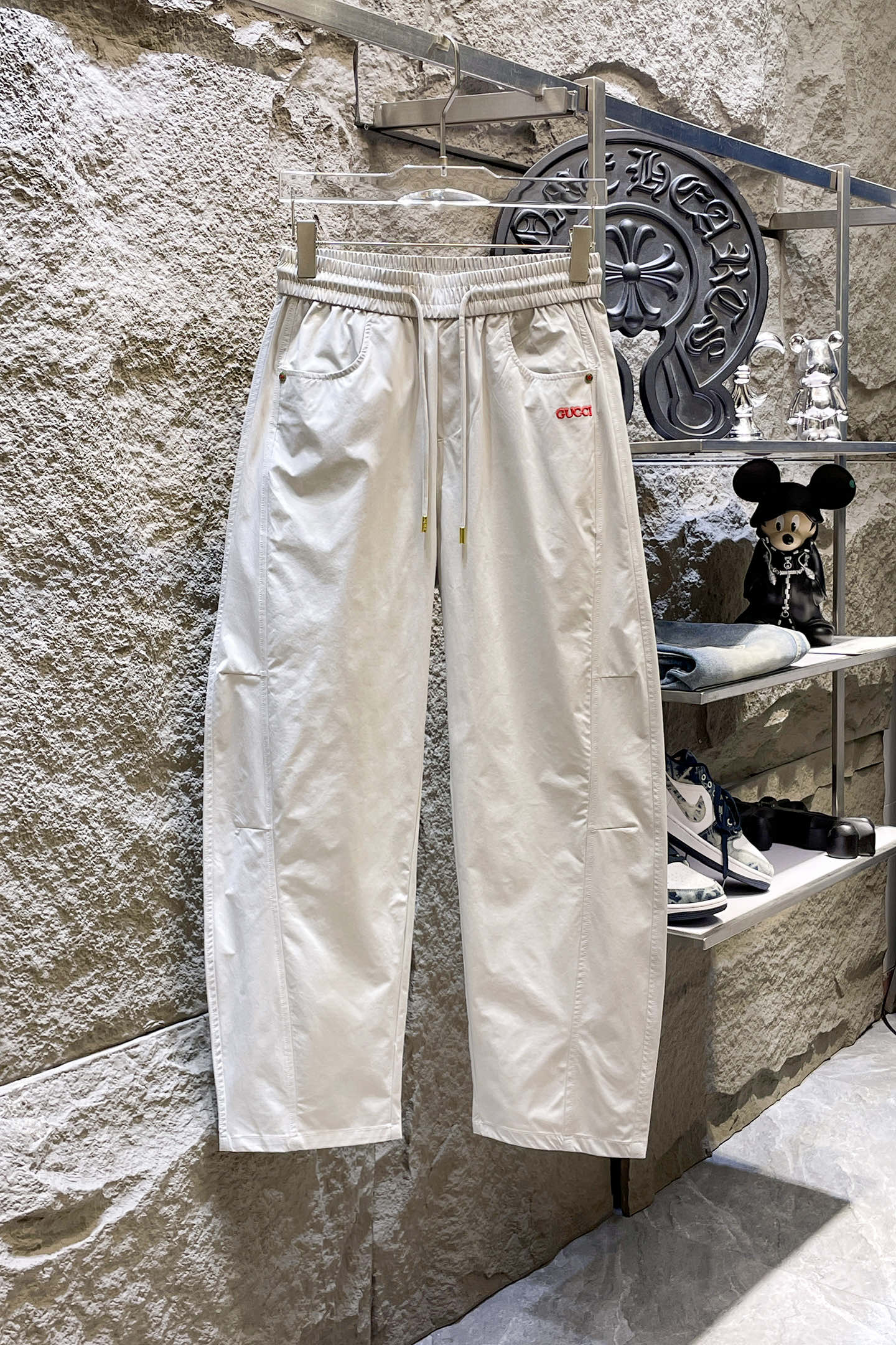 NO:864259,GUCCI Gucci 26ss new summer men's casual workwear casual trousers, American retro [three standards complete] advanced customized summer-specific technical breathable fabric, high breathability and comfort, impeccable details, customized development of accessories, what you see is what you get, reflecting high quality. It feels delicate and soft!  Three-dimensional cutting, simple and fashionable, and the upper body shape is awesome!  Size M-4XL (shipped next day),,gucci,19860909GUCCI古奇 26ss夏季新款男士休闲工装休闲裤长裤 美式复古【三标齐全】高级定制夏季专用科技透气面料 透气舒适度高,细节无可挑剔,辅料定制开发,所见即所得,体现高品质.手感细腻柔软！立体裁剪,简单时尚,上身版型超赞！码数M-4XL（隔天出货）,,gucci,,Men's clothing