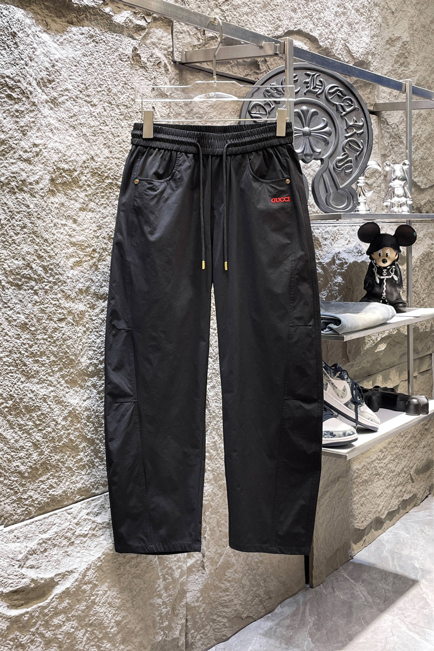 NO:864280,GUCCI Gucci 26ss new summer men's casual workwear casual trousers, American retro [three standards complete] advanced customized summer-specific technical breathable fabric, high breathability and comfort, impeccable details, customized development of accessories, what you see is what you get, reflecting high quality. It feels delicate and soft!  Three-dimensional cutting, simple and fashionable, and the upper body shape is awesome!  Size M-4XL (shipped next day),,gucci,19860909GUCCI古奇 26ss夏季新款男士休闲工装休闲裤长裤 美式复古【三标齐全】高级定制夏季专用科技透气面料 透气舒适度高,细节无可挑剔,辅料定制开发,所见即所得,体现高品质.手感细腻柔软！立体裁剪,简单时尚,上身版型超赞！码数M-4XL（隔天出货）,,gucci,,Men's clothing