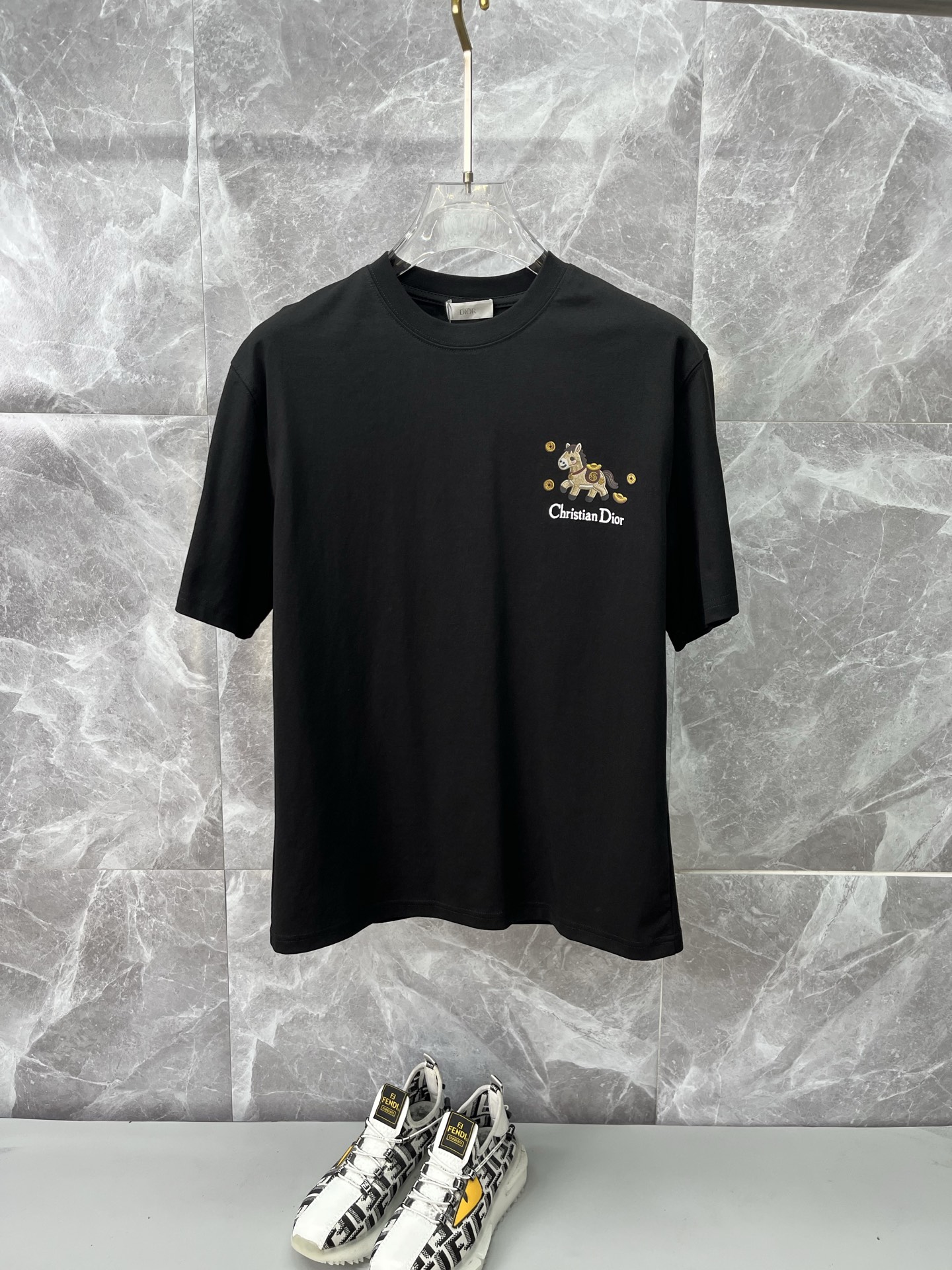 NO:855508,DIOR Dior's latest 2026ss spring and summer short-sleeved T-shirt is now available!  !  2026 new T-shirt, high-version special fabric, high weight pure cotton mercerized fabric, comfortable yet wide upper body, embroidery technology, digital printing, flocking technology, same style for men and women, loose version, fine workmanship, comfortable upper body, super handsome upper body, same style for men and women, M-3XL,, dior, dior, T-shirt, tees, t-shirt,19860909DIOR迪奥 2026ss春夏最新款短袖T恤出货啦！！ 2026新款T恤 高版本专用面料 高克重纯棉丝光面料 上身舒适不失挺阔 刺绣工艺、数字印花、植绒工艺,男女同款 宽松版型 做工走线精细 面料上身舒适 超帅上身 男女同款M-3XL,,dior,dior,T-shirt,tees，t-shirt,,Men's clothing