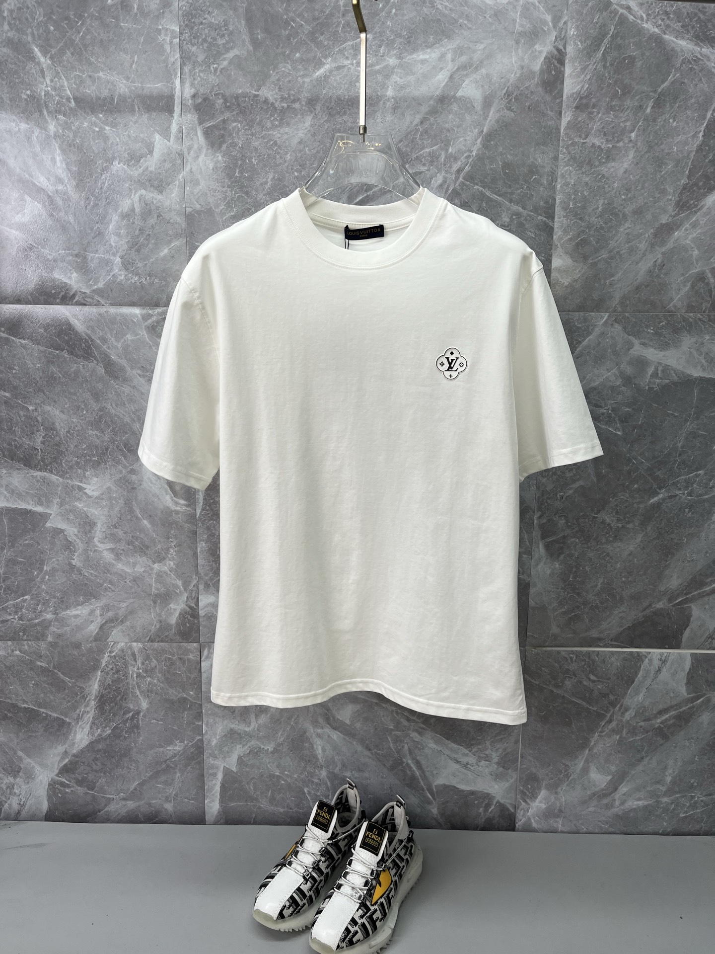 NO:855516,LV Louis Vuitton's latest 2026ss spring and summer short-sleeved T-shirts are now available!  !  2026 new T-shirts, high-version special fabrics, high weight pure cotton mercerized fabrics, comfortable yet wide upper body, embroidery technology, digital printing, flocking technology, same style for men and women, loose fit, fine workmanship, comfortable upper body, super handsome upper body, same style for men and women, M-3XL,, louis vuitton, louis vuitton, T-shirt, tees, t-shirt,19860909LV路易威登 2026ss春夏最新款短袖T恤出货啦！！ 2026新款T恤 高版本专用面料 高克重纯棉丝光面料 上身舒适不失挺阔 刺绣工艺、数字印花、植绒工艺,男女同款 宽松版型 做工走线精细 面料上身舒适 超帅上身 男女同款M-3XL,,louis vuitton,louis vuitton,T-shirt,tees，t-shirt,,Men's clothing