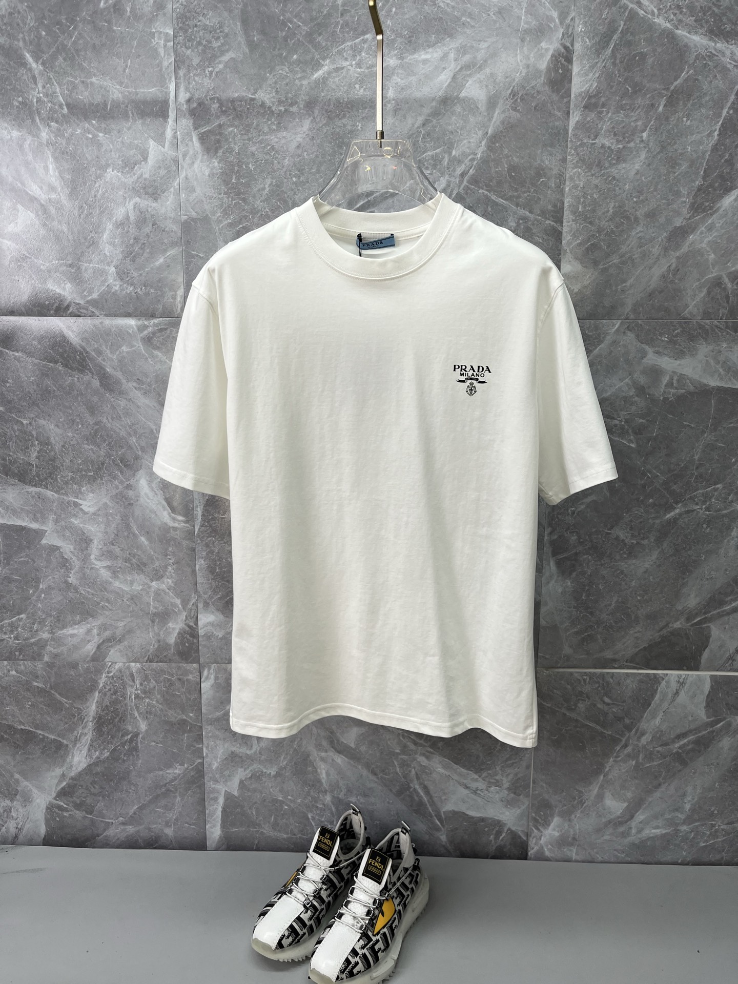 NO:855522,PRADA Prada's latest 2026ss spring and summer short-sleeved T-shirt is now available!  !  2026 new T-shirt, high-version special fabric, high weight pure cotton mercerized fabric, comfortable yet wide upper body, embroidery technology, digital printing, flocking technology, same style for men and women, loose version, fine workmanship, comfortable upper body, super handsome upper body, same style for men and women, M-3XL, prada, prada, T-shirt, tees, t-shirt,19860909PRADA普拉达 2026ss春夏最新款短袖T恤出货啦！！ 2026新款T恤 高版本专用面料 高克重纯棉丝光面料 上身舒适不失挺阔 刺绣工艺、数字印花、植绒工艺,男女同款 宽松版型 做工走线精细 面料上身舒适 超帅上身 男女同款M-3XL,,prada,prada,T-shirt,tees，t-shirt,,Men's clothing
