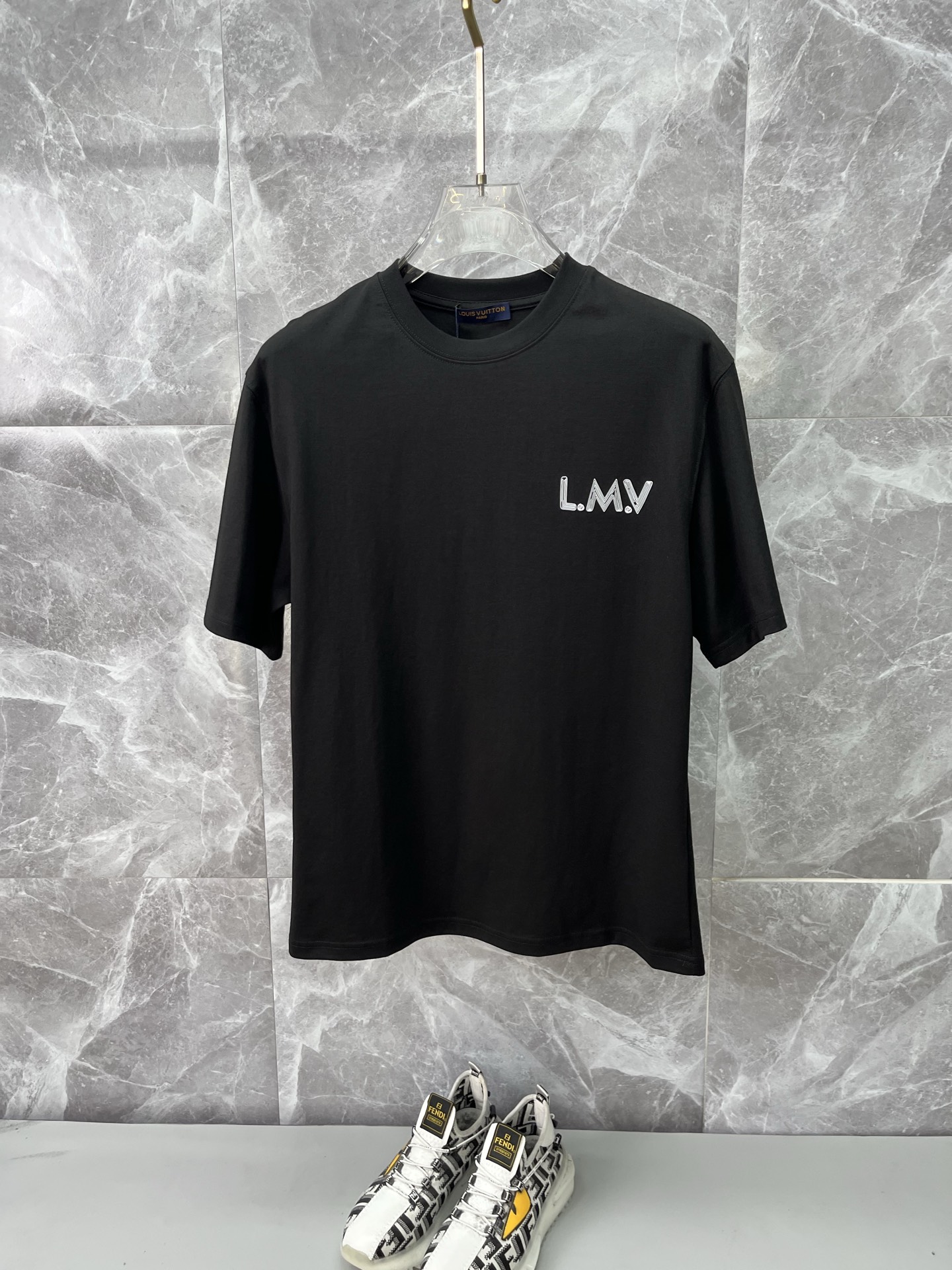 NO:855530,LV Louis Vuitton's latest 2026ss spring and summer short-sleeved T-shirts are now available!  !  2026 new T-shirts, high-version special fabrics, high weight pure cotton mercerized fabrics, comfortable yet wide upper body, embroidery technology, digital printing, flocking technology, same style for men and women, loose fit, fine workmanship, comfortable upper body, super handsome upper body, same style for men and women, M-3XL,, louis vuitton, louis vuitton, T-shirt, tees, t-shirt,19860909LV路易威登 2026ss春夏最新款短袖T恤出货啦！！ 2026新款T恤 高版本专用面料 高克重纯棉丝光面料 上身舒适不失挺阔 刺绣工艺、数字印花、植绒工艺,男女同款 宽松版型 做工走线精细 面料上身舒适 超帅上身 男女同款M-3XL,,louis vuitton,louis vuitton,T-shirt,tees，t-shirt,,Men's clothing