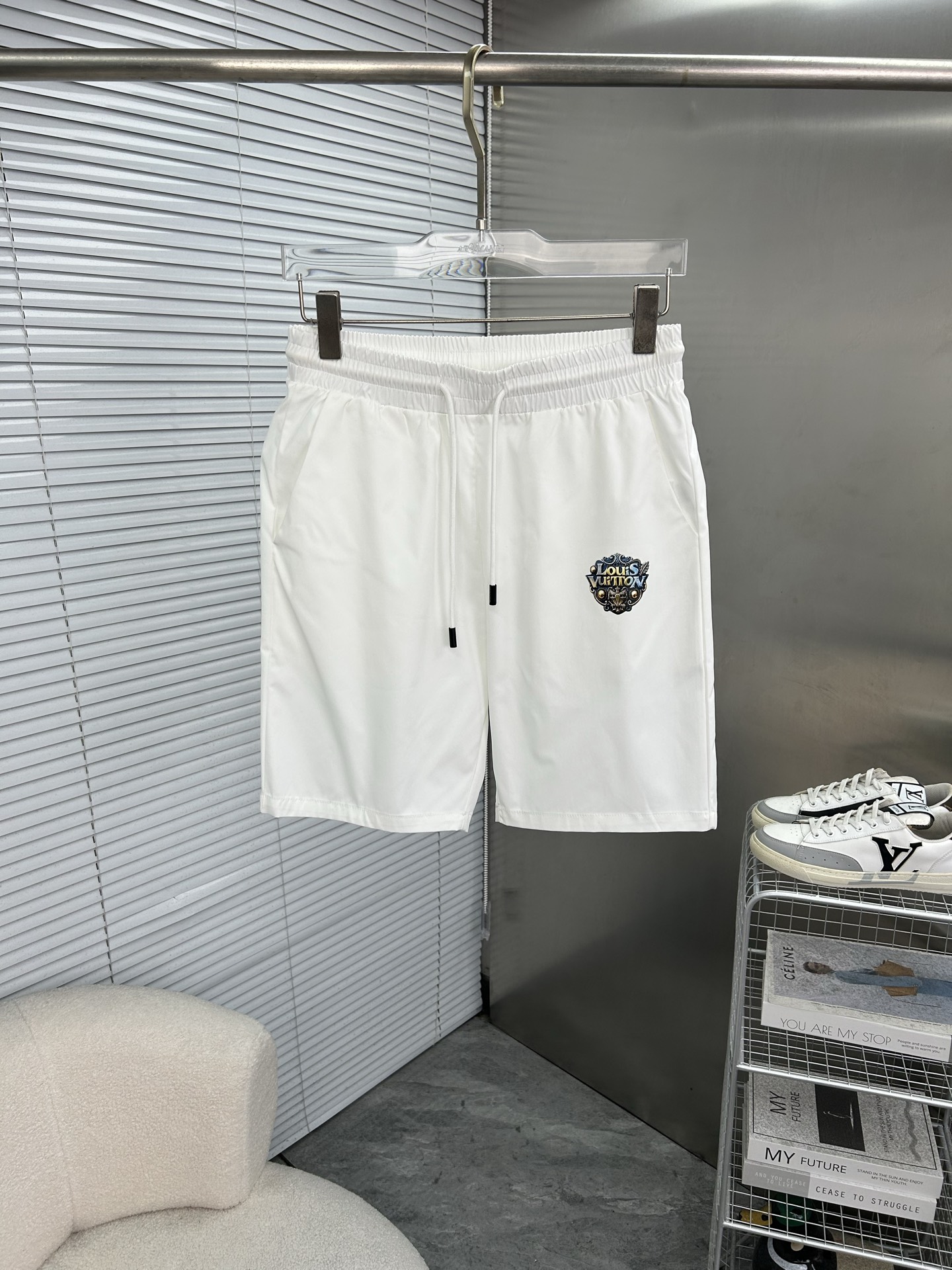 NO:908068,LV Louis Vuitton's new style is coming, 2026 spring and summer new casual pants and shorts, imported high-density customized quick-drying fabrics, comfortable, soft and skin-friendly, straight and not easy to wrinkle, simple and clear, super versatile upper body effect, super fashionable and versatile, straight and stylish, a wardrobe must-have!  Suitable for any occasion, sizes M-3XL,,louis vuitton,louis vuitton,shorts,19860909LV路易威登 新款来袭 2026春夏新款休闲裤短裤,进口高密度定制速干面料,舒适柔软亲肤,笔挺不易起皱,简单明了,超级百搭上身效果超级棒时尚百搭,笔挺有型,衣橱必备！适合任何场合穿着,码数M-3XL,,louis vuitton,louis vuitton,shorts,,Men's clothing