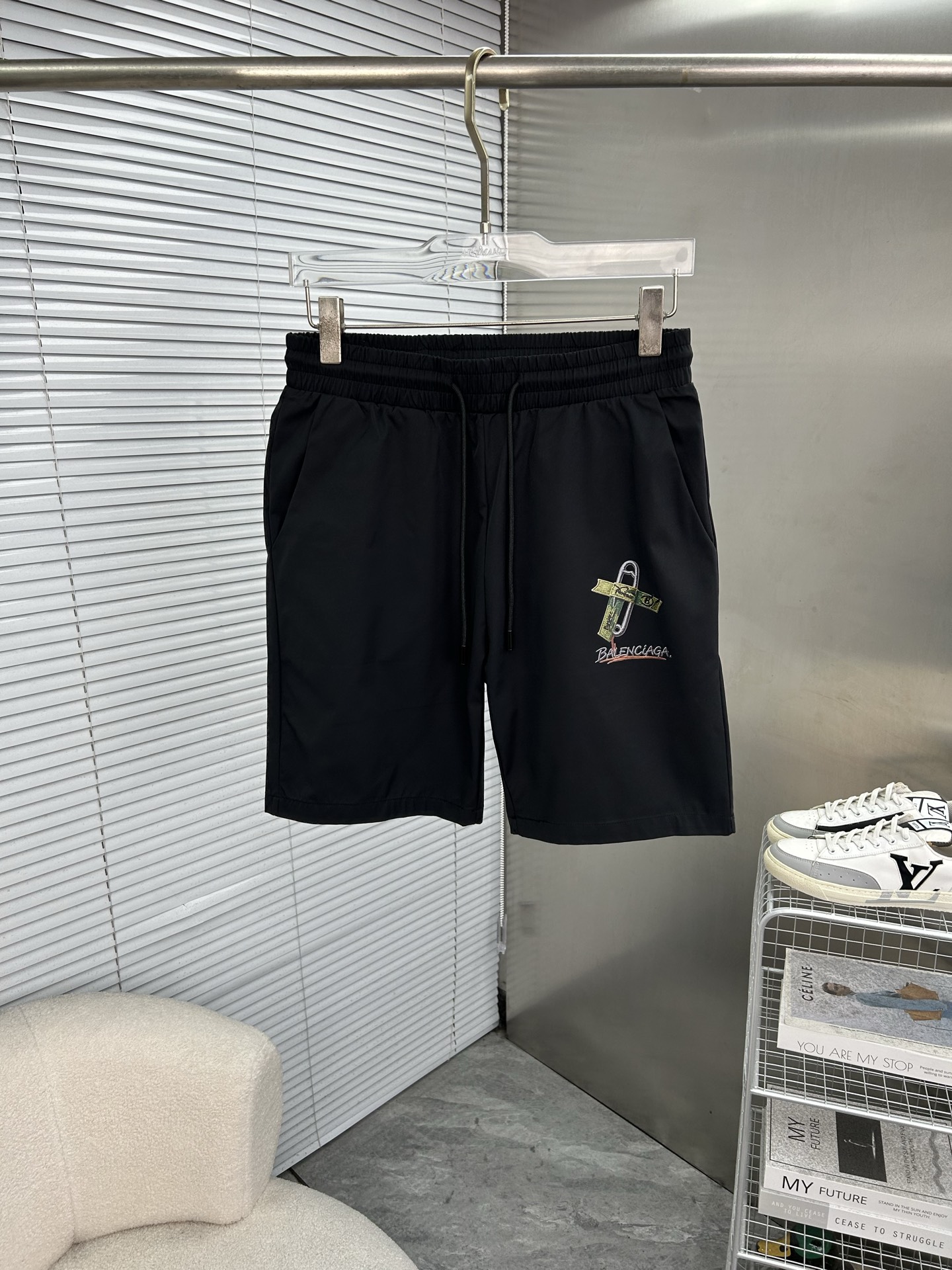 NO:908070,BALENCIAGA's new style is coming, 2026 spring and summer new casual pants and shorts, imported high-density customized quick-drying fabrics, comfortable, soft and skin-friendly, straight and not easy to wrinkle, simple and clear, super versatile upper body effect, super fashionable and versatile, straight and stylish, a wardrobe must-have!  Suitable for any occasion, sizes M-3XL,,balenciaga,balenciaga,shorts,19860909BALENCIAGA巴黎世家 新款来袭 2026春夏新款休闲裤短裤,进口高密度定制速干面料,舒适柔软亲肤,笔挺不易起皱,简单明了,超级百搭上身效果超级棒时尚百搭,笔挺有型,衣橱必备！适合任何场合穿着,码数M-3XL,,balenciaga,balenciaga,shorts,,Men's clothing