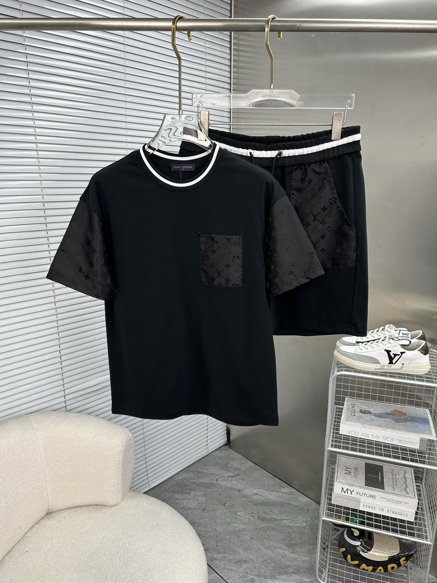 NO:860597,LV Louis Vuitton 2026 spring and summer men's round neck short-sleeved shorts suit. The pure cotton fabric upper body will not be stuffy, the smooth and comfortable skin-friendly effect is more breathable, the fabric has its own texture, classic logo technology, a new interpretation from a unique angle, fashionable and versatile first choice!  Size: M-3XL (maximum wear: 190 pounds), louis vuitton, louis vuitton, shorts, T-shirt,19860909LV路易威登 2026春夏男士圆领短袖短袖短裤套装 纯棉面料上身不会闷热,爽滑舒适的亲肤效果更加透气,面料自带肌理感 经典徽标工艺 独有的角度全新演绎 时尚百搭首选！码数:M-3XL(最大穿190斤),,louis vuitton,louis vuitton,shorts,T-shirt,,Men's clothing
