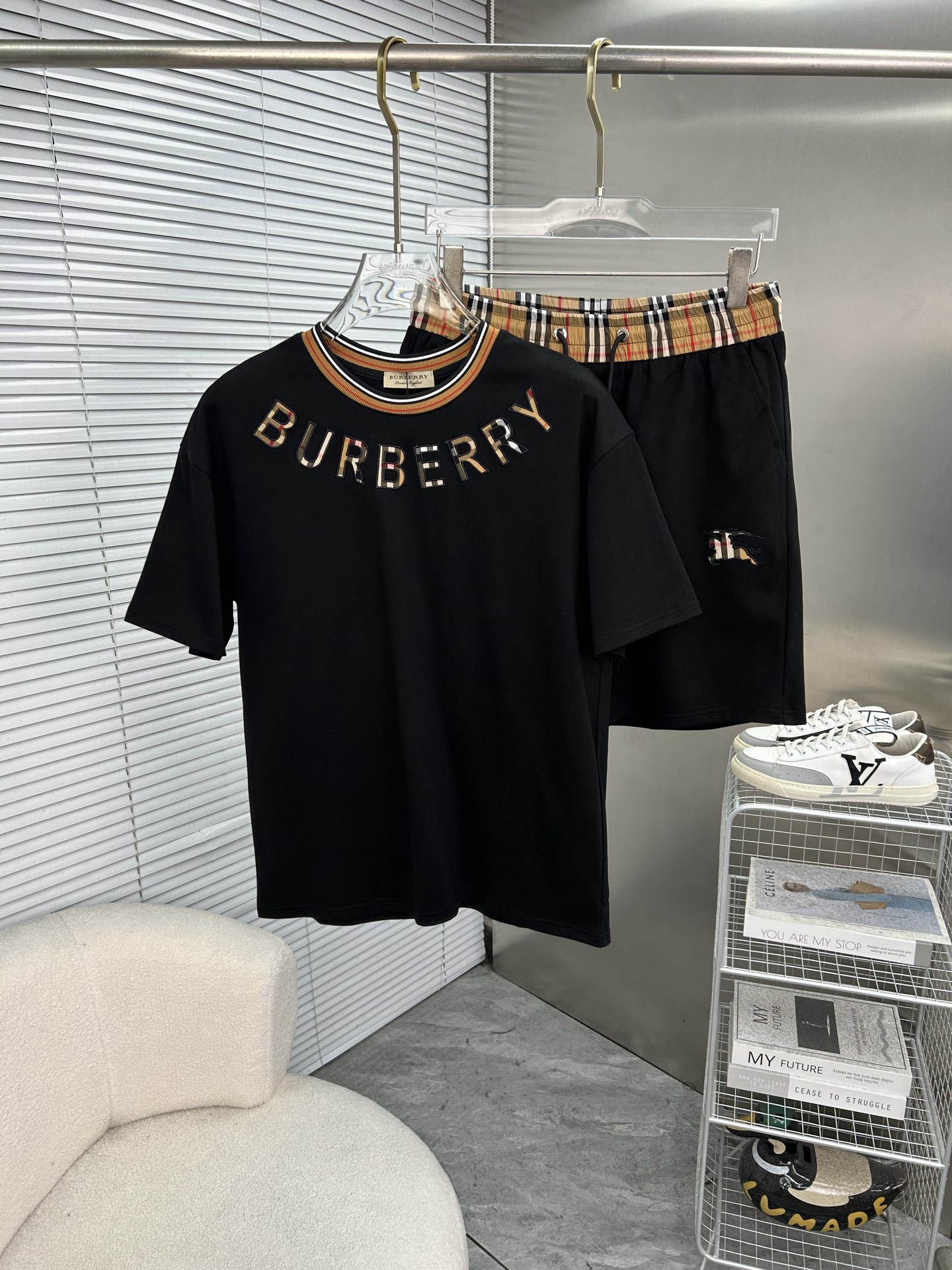 NO:860607,BURBERRY 2026 spring and summer men's round neck short-sleeved shorts suit. The pure cotton fabric upper body will not be stuffy. It has a smooth and comfortable skin-friendly effect and is more breathable. The fabric has its own texture. Classic logo technology. A new interpretation from a unique angle. Fashionable and versatile!  Size: M-3XL (maximum wear: 190 pounds), burberry, burberry, shorts, T-shirt,19860909BURBERRY巴宝莉 2026春夏男士圆领短袖短袖短裤套装 纯棉面料上身不会闷热,爽滑舒适的亲肤效果更加透气,面料自带肌理感 经典徽标工艺 独有的角度全新演绎 时尚百搭首选！码数:M-3XL(最大穿190斤),,burberry,burberry,shorts,T-shirt,,Men's clothing