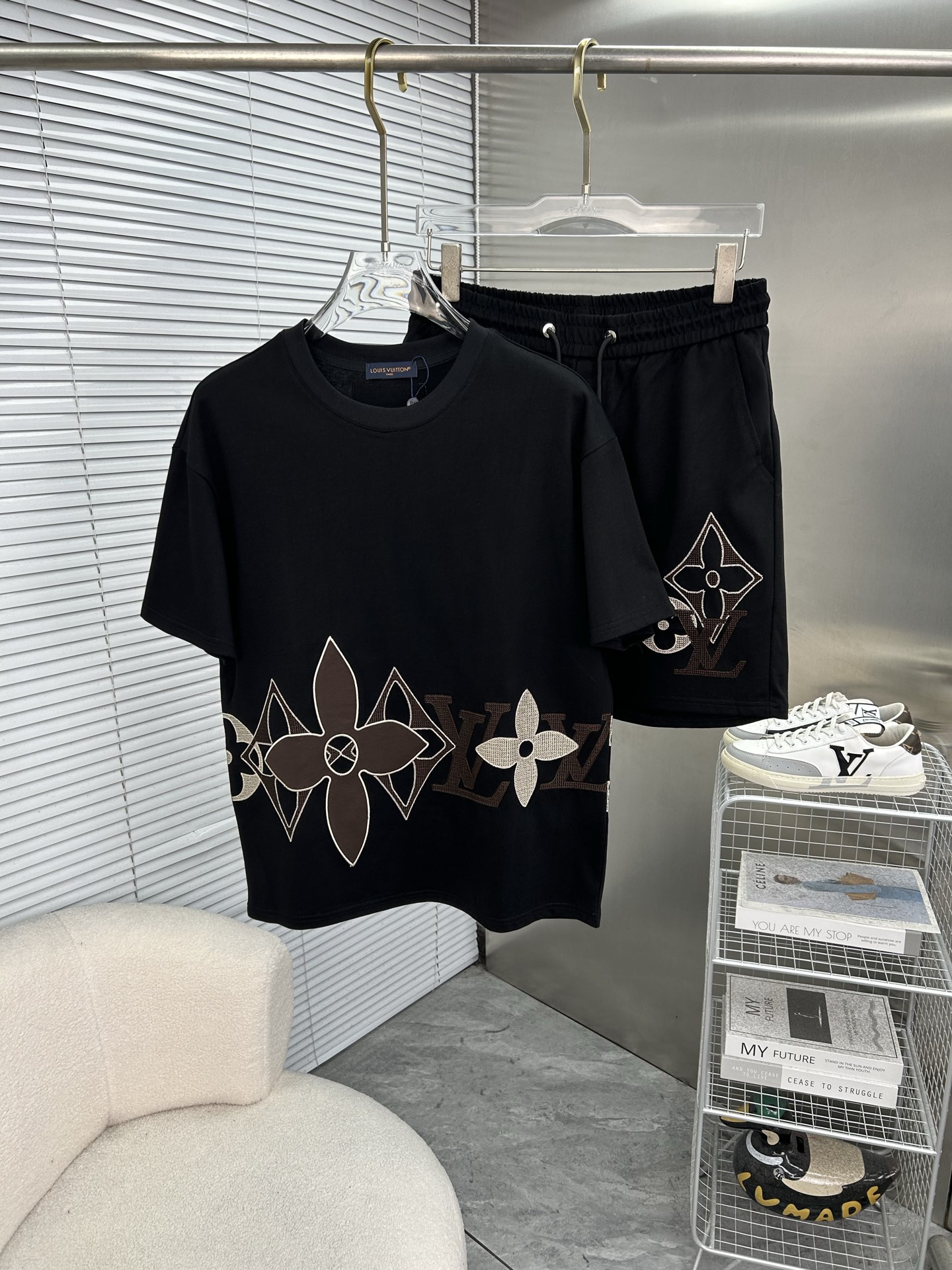 NO:860618,LV Louis Vuitton 2026 spring and summer men's round neck short-sleeved shorts suit. The pure cotton fabric upper body will not be stuffy, the smooth and comfortable skin-friendly effect is more breathable, the fabric has its own texture, classic logo technology, a new interpretation from a unique angle, fashionable and versatile first choice!  Size: M-3XL (maximum wear: 190 pounds), louis vuitton, louis vuitton, shorts, T-shirt,19860909LV路易威登 2026春夏男士圆领短袖短袖短裤套装 纯棉面料上身不会闷热,爽滑舒适的亲肤效果更加透气,面料自带肌理感 经典徽标工艺 独有的角度全新演绎 时尚百搭首选！码数:M-3XL(最大穿190斤),,louis vuitton,louis vuitton,shorts,T-shirt,,Men's clothing