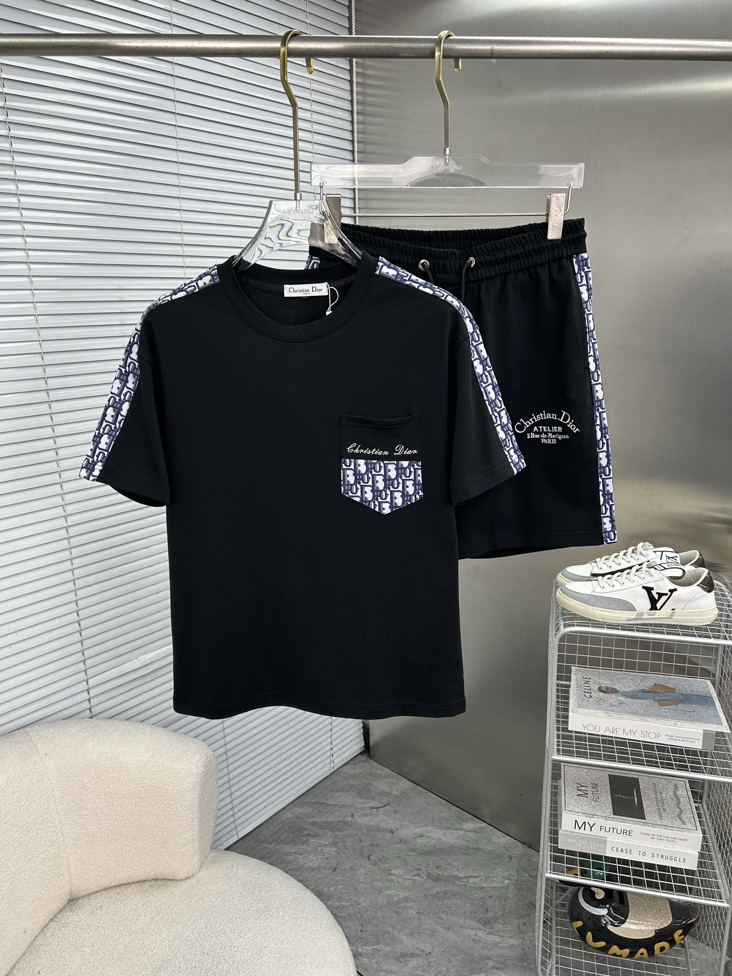 NO:860627,DIOR Dior 2026 spring and summer men's round neck short-sleeved shorts suit. The pure cotton fabric upper body will not be stuffy, the smooth and comfortable skin-friendly effect is more breathable, the fabric has its own texture, classic logo technology, a new interpretation from a unique angle, fashionable and versatile first choice!  Size: M-3XL (maximum wear: 190 pounds), dior, dior, shorts, T-shirt,19860909DIOR迪奥 2026春夏男士圆领短袖短袖短裤套装 纯棉面料上身不会闷热,爽滑舒适的亲肤效果更加透气,面料自带肌理感 经典徽标工艺 独有的角度全新演绎 时尚百搭首选！码数:M-3XL(最大穿190斤),,dior,dior,shorts,T-shirt,,Men's clothing