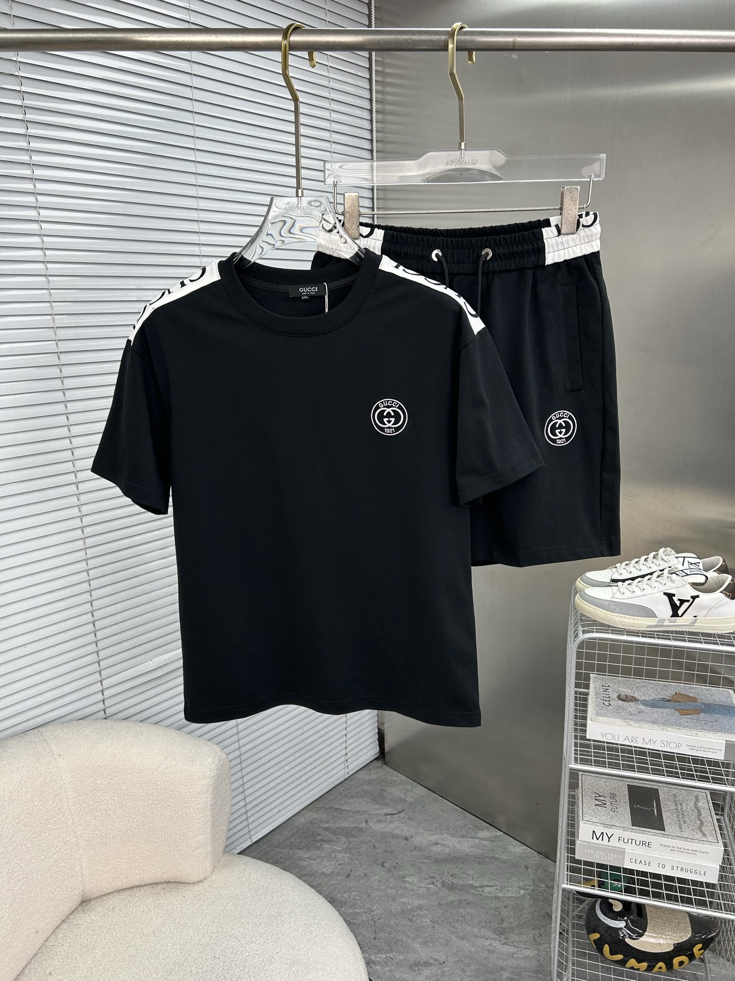 NO:860638,GUCCI Gucci 2026 Spring and Summer Men's Round Neck Short Sleeve Shorts Suit The pure cotton fabric upper body will not be stuffy, the smooth and comfortable skin-friendly effect is more breathable, the fabric has its own texture, classic logo technology, a new interpretation from a unique angle, fashionable and versatile choice!  Size: M-3XL (maximum wear: 190 pounds), gucci, shorts, T-shirt,19860909GUCCI古奇 2026春夏男士圆领短袖短袖短裤套装 纯棉面料上身不会闷热,爽滑舒适的亲肤效果更加透气,面料自带肌理感 经典徽标工艺 独有的角度全新演绎 时尚百搭首选！码数:M-3XL(最大穿190斤),,gucci,shorts,T-shirt,,Men's clothing