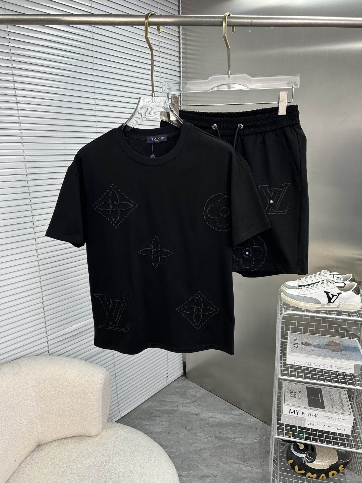 NO:860655,LV Louis Vuitton 2026 spring and summer men's round neck short-sleeved shorts suit. The pure cotton fabric upper body will not be stuffy, the smooth and comfortable skin-friendly effect is more breathable, the fabric has its own texture, classic logo technology, a new interpretation from a unique angle, fashionable and versatile first choice!  Size: M-3XL (maximum wear: 190 pounds), louis vuitton, louis vuitton, shorts, T-shirt,19860909LV路易威登 2026春夏男士圆领短袖短袖短裤套装 纯棉面料上身不会闷热,爽滑舒适的亲肤效果更加透气,面料自带肌理感 经典徽标工艺 独有的角度全新演绎 时尚百搭首选！码数:M-3XL(最大穿190斤),,louis vuitton,louis vuitton,shorts,T-shirt,,Men's clothing