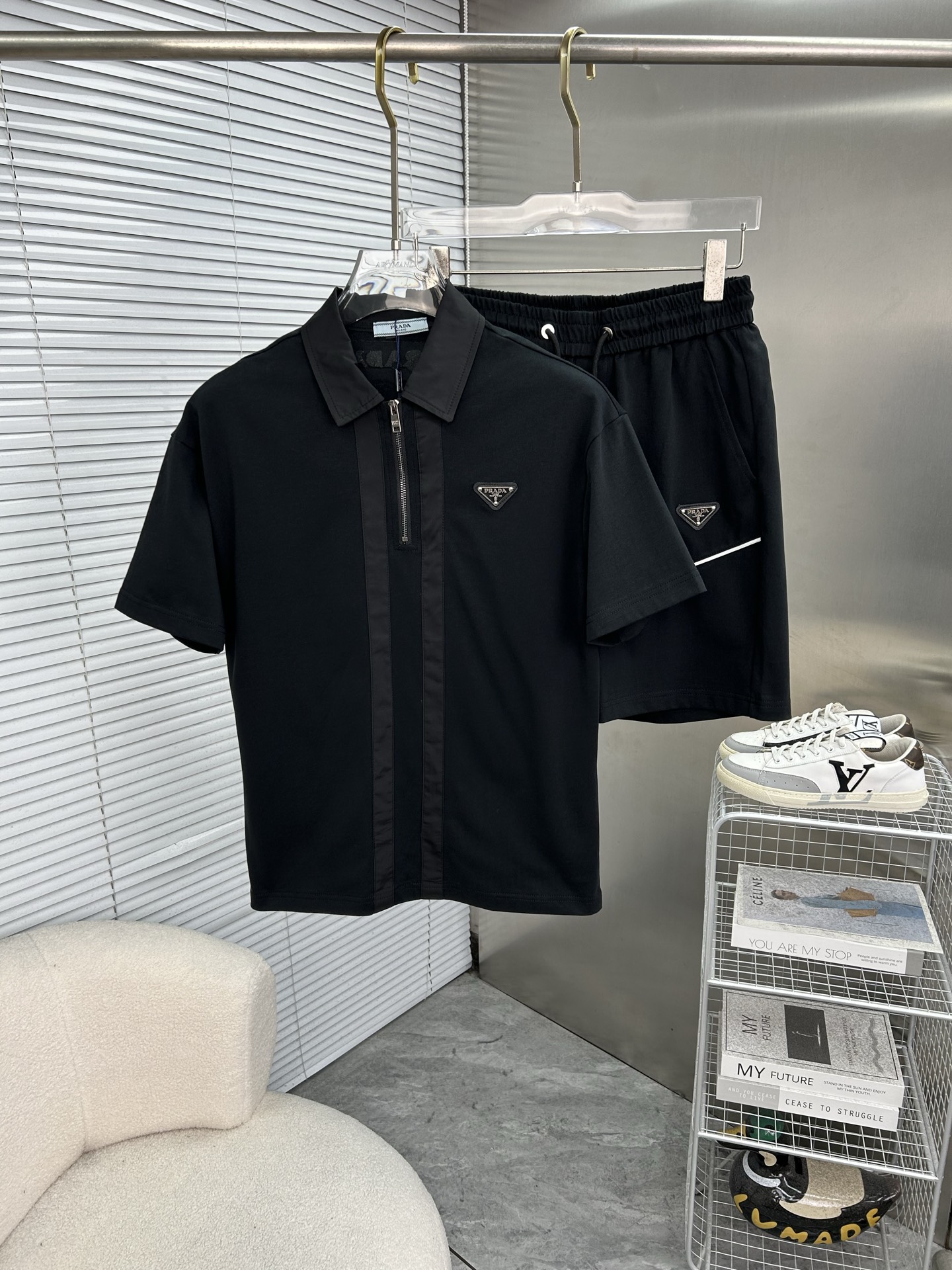 NO:860666,PRADA 2026 spring and summer men's lapel short-sleeved shorts suit. The pure cotton fabric upper body will not be stuffy. The smooth and comfortable skin-friendly effect is more breathable. The fabric has its own texture. Classic logo technology. A new interpretation from a unique angle. Fashionable and versatile choice!  Size: M-3XL (maximum wear: 190 pounds), prada, prada, shorts, T-shirt,19860909PRADA普拉达 2026春夏男士翻领短袖短袖短裤套装 纯棉面料上身不会闷热,爽滑舒适的亲肤效果更加透气,面料自带肌理感 经典徽标工艺 独有的角度全新演绎 时尚百搭首选！码数:M-3XL(最大穿190斤),,prada,prada,shorts,T-shirt,,Men's clothing