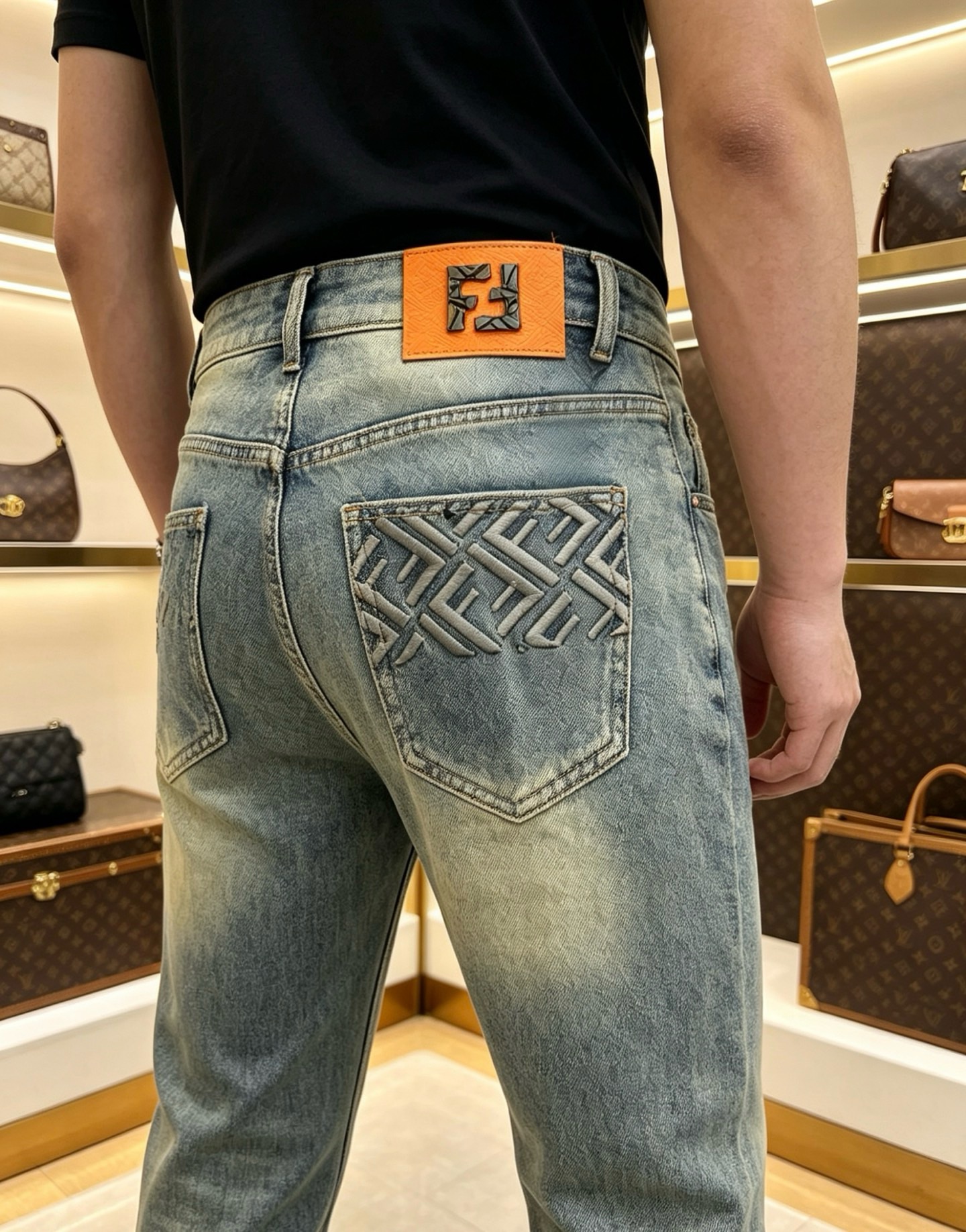 NO:860624,FENDI Fendi 2026 new men's jeans. The fabric has good elasticity. Exclusive sale. Synchronized with the official website. Fashionable and elegant. Heavy craftsmanship design. Using original color yeast washing process. Selected imported heavy denim denim fabric with high-end hardware decoration. Genuine leather label. Exquisite stitching. Low-key and light luxury. Worth owning. Size 28-38 (no 35) shipped next day,,fendi,fendi,jeans,19860909FENDI芬迪 2026新品男士牛仔裤 面料弹性好.独家发售 官网同步 时尚优雅 重工艺设计.采用原色酵母水洗工艺 精选进口重磅丹宁牛仔面料 配高档五金装饰 真皮皮牌 精致车线 低调轻奢 值得拥有.码数28-38（无35）隔天出货,,fendi,fendi,jeans,,Men's clothing