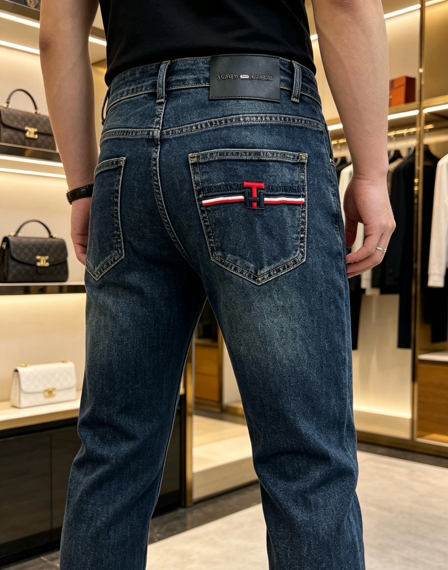 NO:860604,TOMMY Tommy's 2026 new men's jeans have good elasticity. Exclusively available on the official website. Fashionable and elegant. Heavy craftsmanship design. Use original color yeast washing process. Select imported heavyweight denim denim fabric with high-end hardware decoration. Genuine leather label. Exquisite stitching. Low-key luxury. Worth owning. Size 28-38 (no 35) shipped next day, tom ford,jeans,19860909TOMMY汤米 2026新品男士牛仔裤 面料弹性好.独家发售 官网同步 时尚优雅 重工艺设计.采用原色酵母水洗工艺 精选进口重磅丹宁牛仔面料 配高档五金装饰 真皮皮牌 精致车线 低调轻奢 值得拥有.码数28-38（无35）隔天出货,,tom ford,jeans,,Men's clothing