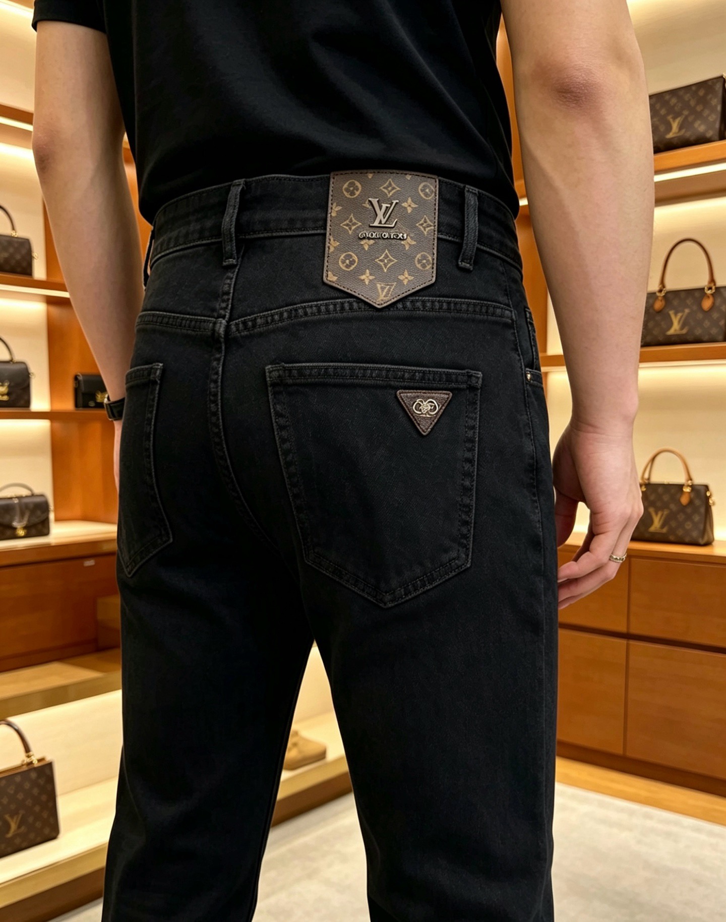 NO:860555,LV Louis Vuitton's 2026 new men's jeans have good fabric elasticity. Exclusively available on the official website. Fashionable and elegant. Heavy craftsmanship design. Using original color yeast washing process. Selected imported heavy denim denim fabric with high-end hardware decoration. Genuine leather label. Exquisite stitching. Low-key and light luxury. Worth owning. Size 28-38 (no 35) shipped next day,,louis vuitton,louis vuitton,jeans,19860909LV路易威登 2026新品男士牛仔裤 面料弹性好.独家发售 官网同步 时尚优雅 重工艺设计.采用原色酵母水洗工艺 精选进口重磅丹宁牛仔面料 配高档五金装饰 真皮皮牌 精致车线 低调轻奢 值得拥有.码数28-38（无35）隔天出货,,louis vuitton,louis vuitton,jeans,,Men's clothing