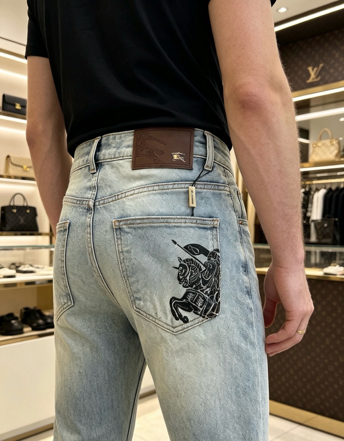 NO:860623,BURBERRY 2026 new men's jeans. The fabric has good elasticity. Exclusively available on the official website. Fashionable and elegant. Heavy craftsmanship design. Using original color yeast washing process. Selected imported heavyweight denim denim fabric with high-end hardware decoration. Genuine leather label. Exquisite stitching. Low-key luxury. Worth owning. Size 28-38 (no 35) shipped next day, burberry, burberry, jeans,19860909BURBERRY巴宝莉 2026新品男士牛仔裤 面料弹性好.独家发售 官网同步 时尚优雅 重工艺设计.采用原色酵母水洗工艺 精选进口重磅丹宁牛仔面料 配高档五金装饰 真皮皮牌 精致车线 低调轻奢 值得拥有.码数28-38（无35）隔天出货,,burberry,burberry,jeans,,Men's clothing