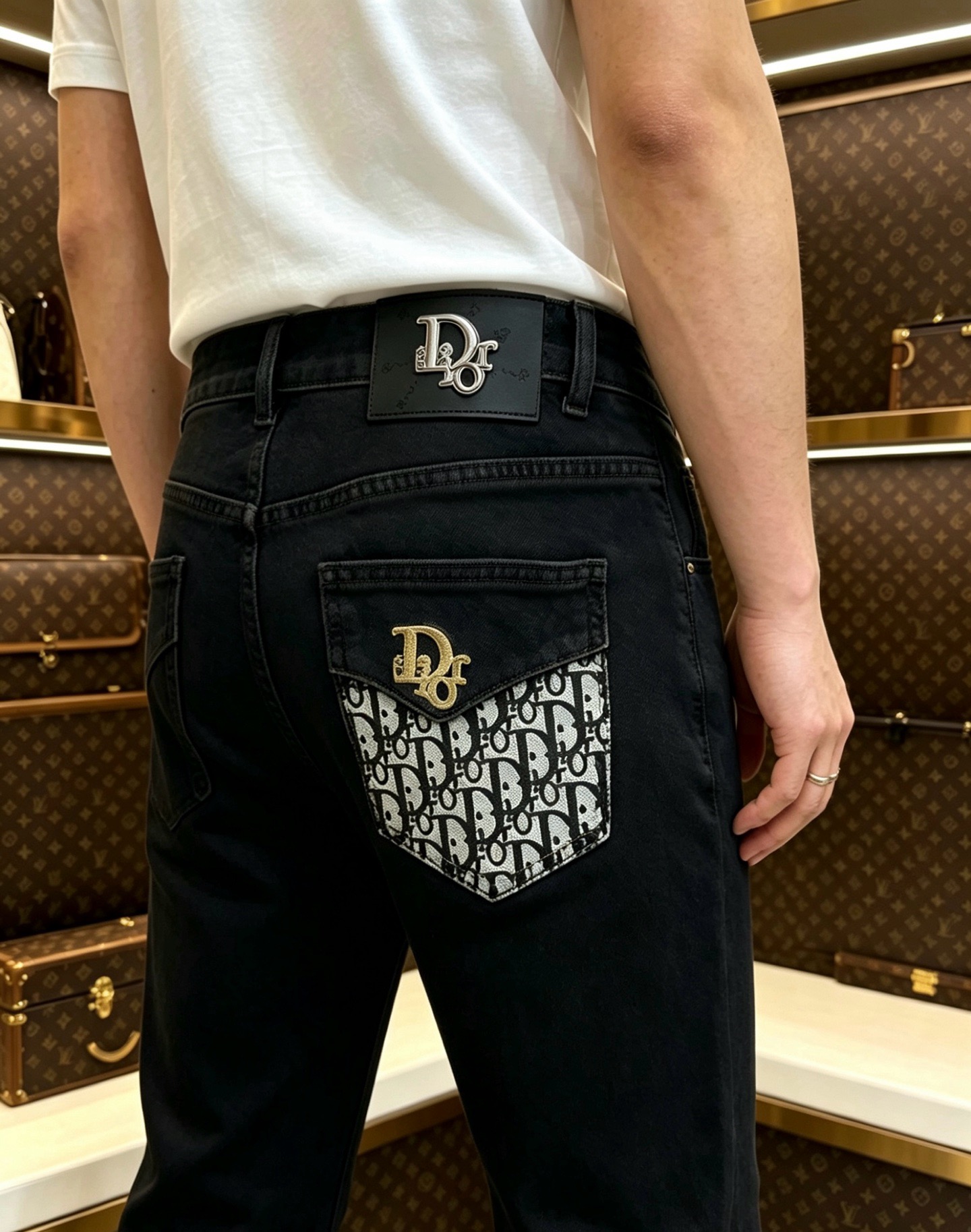 NO:860635,DIOR Dior's 2026 new men's jeans have good elasticity. Exclusively available on the official website. Fashionable and elegant. Heavy craftsmanship design. Use original color yeast washing process. Select imported heavy denim denim fabric with high-end hardware decoration. Genuine leather label. Exquisite stitching. Low-key and light luxury. Worth owning. Size 28-38 (no 35) shipped next day, dior, dior, jeans,19860909DIOR迪奥 2026新品男士牛仔裤 面料弹性好.独家发售 官网同步 时尚优雅 重工艺设计.采用原色酵母水洗工艺 精选进口重磅丹宁牛仔面料 配高档五金装饰 真皮皮牌 精致车线 低调轻奢 值得拥有.码数28-38（无35）隔天出货,,dior,dior,jeans,,Men's clothing