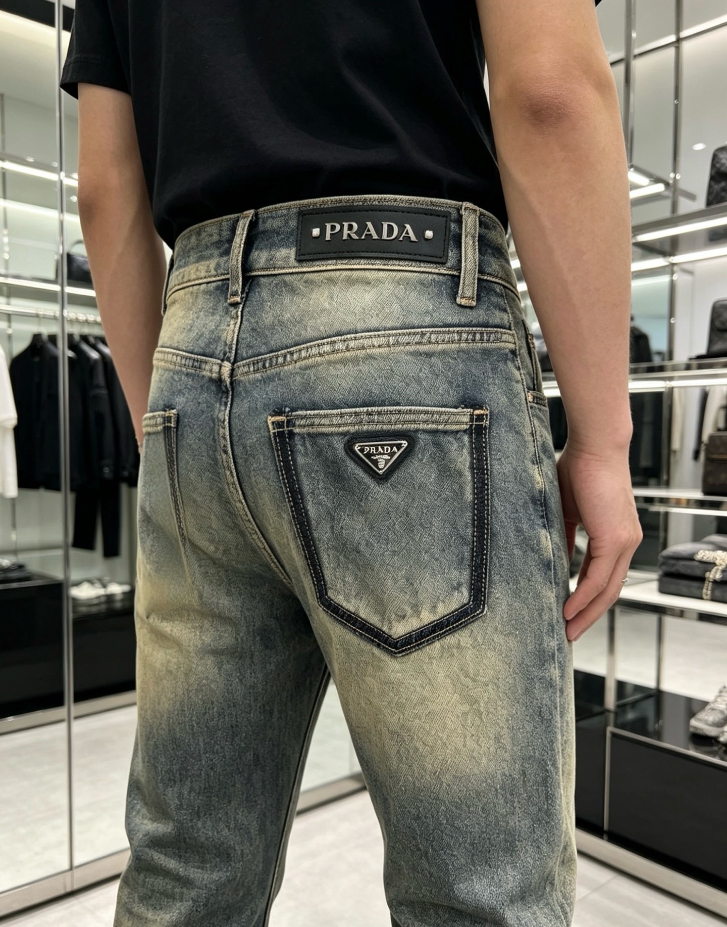 NO:860634,PRADA 2026 new men's jeans. The fabric is elastic. Exclusively available on the official website. Fashionable and elegant. Heavy craftsmanship design. Uses original color yeast washing process. Selected imported heavy denim denim fabric with high-end hardware decoration. Genuine leather label. Exquisite stitching. Low-key and light luxury. Worth owning. Size 28-38 (no 35) shipped next day, prada, prada, jeans,19860909PRADA普拉达 2026新品男士牛仔裤 面料弹性好.独家发售 官网同步 时尚优雅 重工艺设计.采用原色酵母水洗工艺 精选进口重磅丹宁牛仔面料 配高档五金装饰 真皮皮牌 精致车线 低调轻奢 值得拥有.码数28-38（无35）隔天出货,,prada,prada,jeans,,Men's clothing