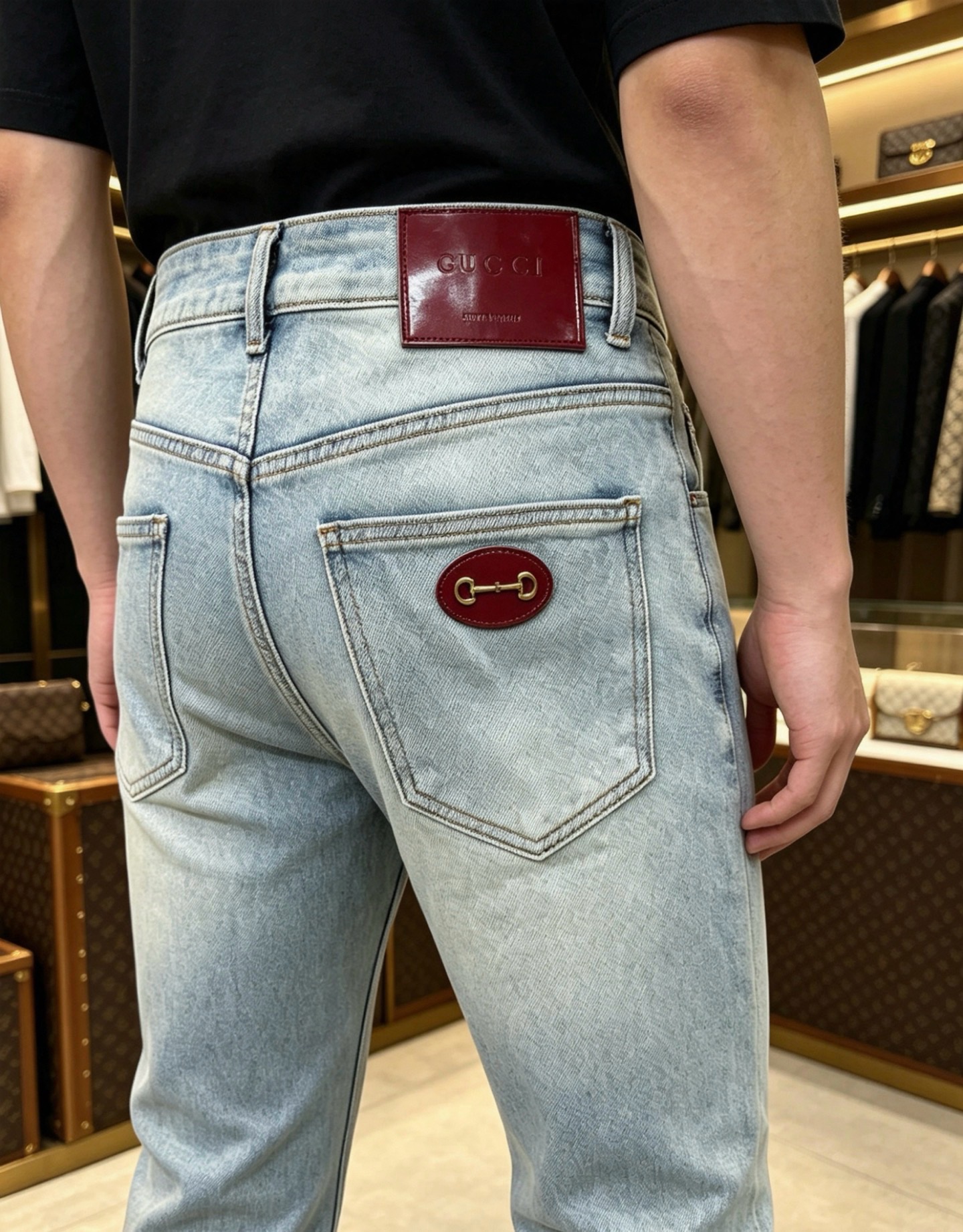 NO:860558,GUCCI Gucci 2026 new men's jeans. The fabric has good elasticity. Exclusively available on the official website. Fashionable and elegant. Heavy craftsmanship design. Using original color yeast washing process. Selected imported heavy denim denim fabric with high-end hardware decoration. Genuine leather label. Exquisite stitching. Low-key and light luxury. Worth owning. Size 28-38 (no 35) shipped next day,,gucci,jeans,19860909GUCCI古奇 2026新品男士牛仔裤 面料弹性好.独家发售 官网同步 时尚优雅 重工艺设计.采用原色酵母水洗工艺 精选进口重磅丹宁牛仔面料 配高档五金装饰 真皮皮牌 精致车线 低调轻奢 值得拥有.码数28-38（无35）隔天出货,,gucci,jeans,,Men's clothing