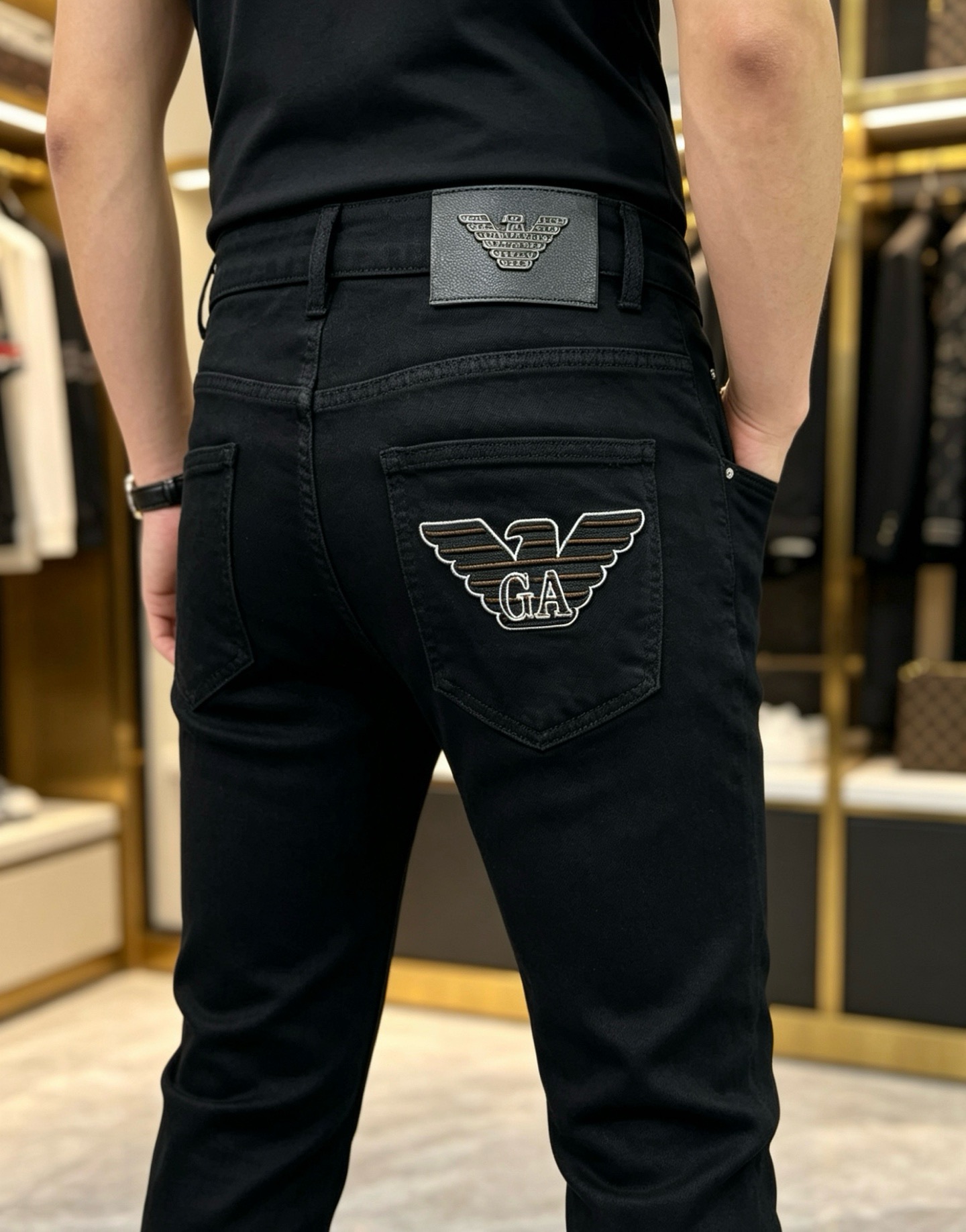 NO:860575,ARMANI Armani 2026 new men's jeans. The fabric is very elastic. Exclusively available on the official website. Fashionable and elegant. Heavy craftsmanship design. Using original color yeast washing process. Selected imported heavy denim denim fabric with high-end hardware decoration. Genuine leather label. Exquisite stitching. Low-key luxury. Worth owning. Size 28-38 (no 35) shipped next day, armani, armani, jeans,19860909ARMANI阿玛尼 2026新品男士牛仔裤 面料弹性好.独家发售 官网同步 时尚优雅 重工艺设计.采用原色酵母水洗工艺 精选进口重磅丹宁牛仔面料 配高档五金装饰 真皮皮牌 精致车线 低调轻奢 值得拥有.码数28-38（无35）隔天出货,,armani,armani,jeans,,Men's clothing