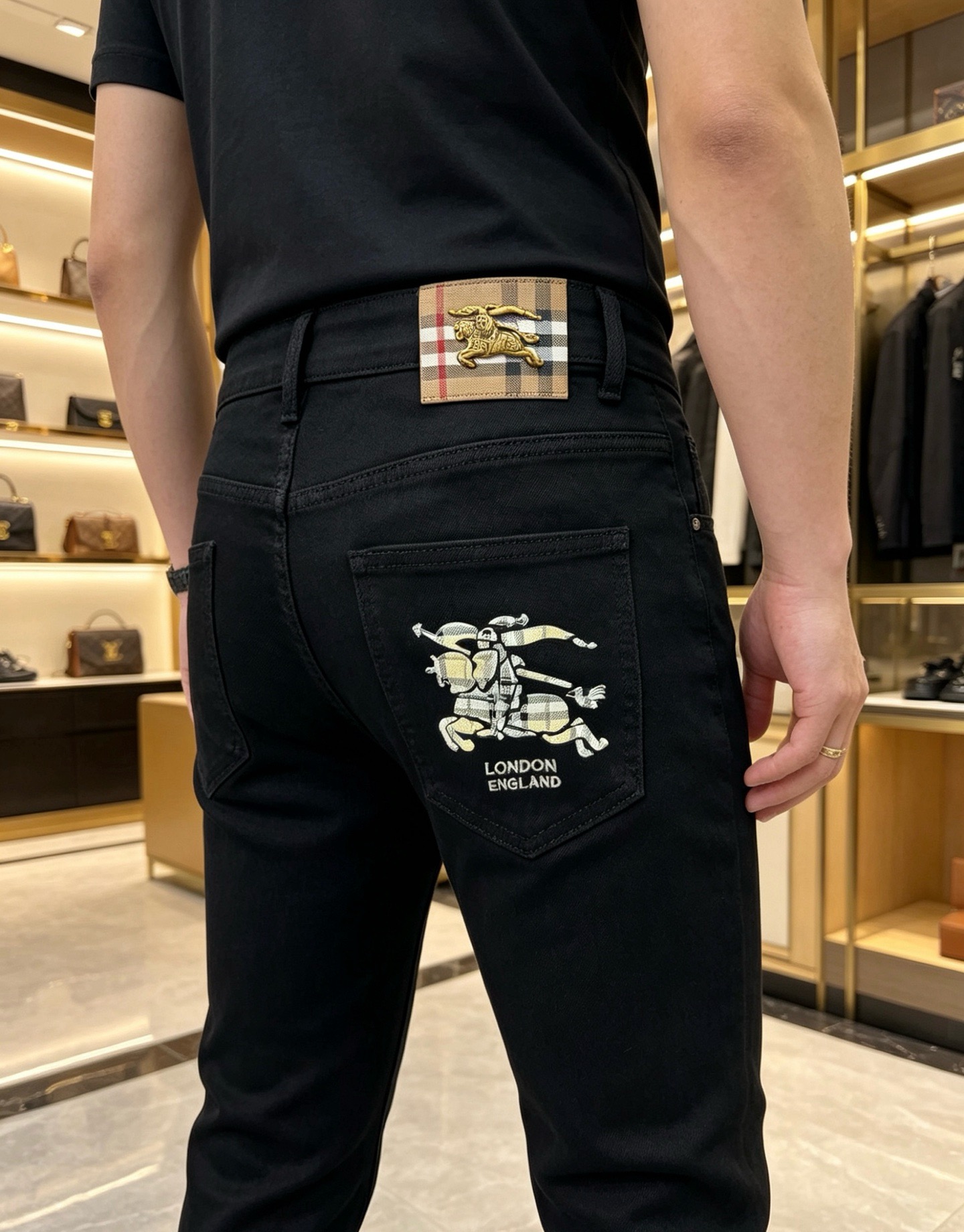 NO:860566,BURBERRY 2026 new men's jeans. The fabric has good elasticity. Exclusively available on the official website. Fashionable and elegant. Heavy craftsmanship design. Using original color yeast washing process. Selected imported heavyweight denim denim fabric with high-end hardware decoration. Genuine leather label. Exquisite stitching. Low-key luxury. Worth owning. Size 28-38 (no 35) shipped next day, burberry, burberry, jeans,19860909BURBERRY巴宝莉 2026新品男士牛仔裤 面料弹性好.独家发售 官网同步 时尚优雅 重工艺设计.采用原色酵母水洗工艺 精选进口重磅丹宁牛仔面料 配高档五金装饰 真皮皮牌 精致车线 低调轻奢 值得拥有.码数28-38（无35）隔天出货,,burberry,burberry,jeans,,Men's clothing